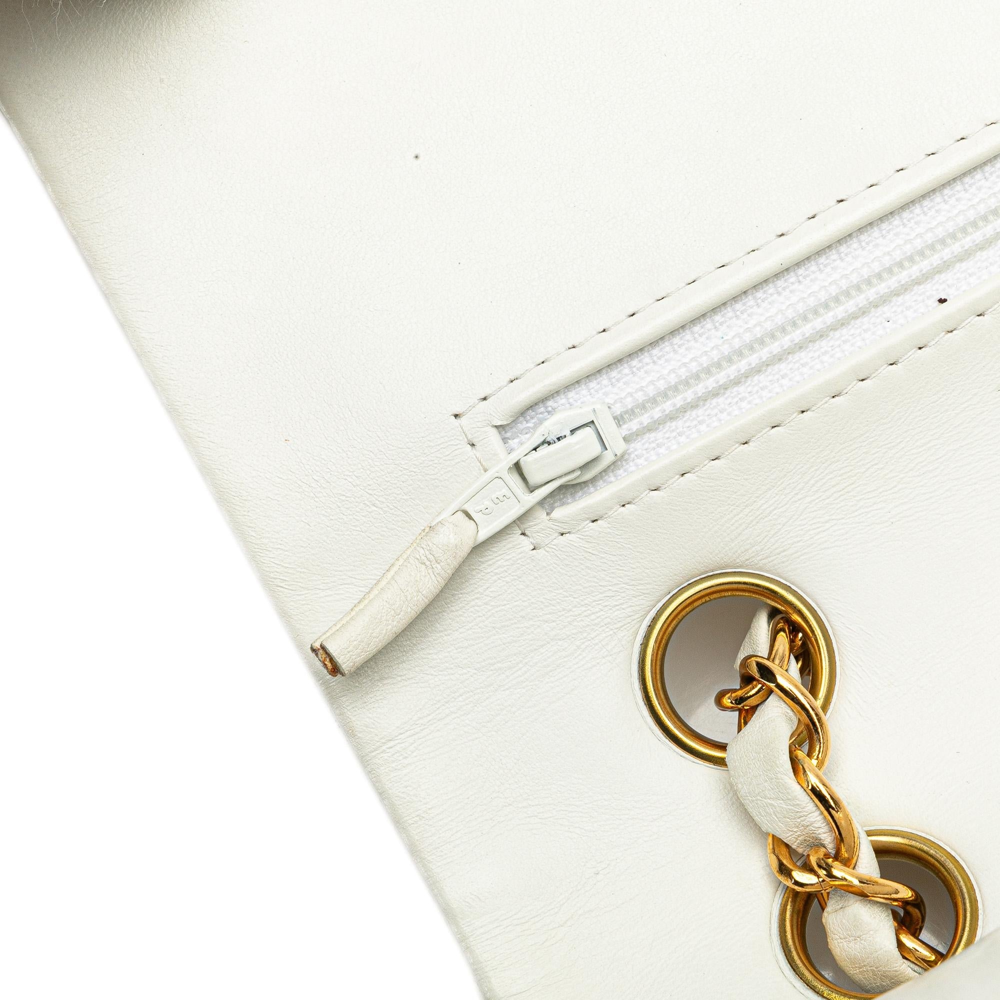 Chanel Medium Classic Lambskin Double Flap (SHG-xjMT3Y)