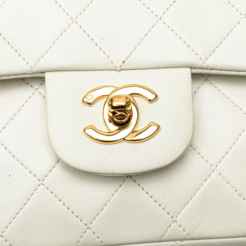 Chanel Medium Classic Lambskin Double Flap (SHG-xjMT3Y)