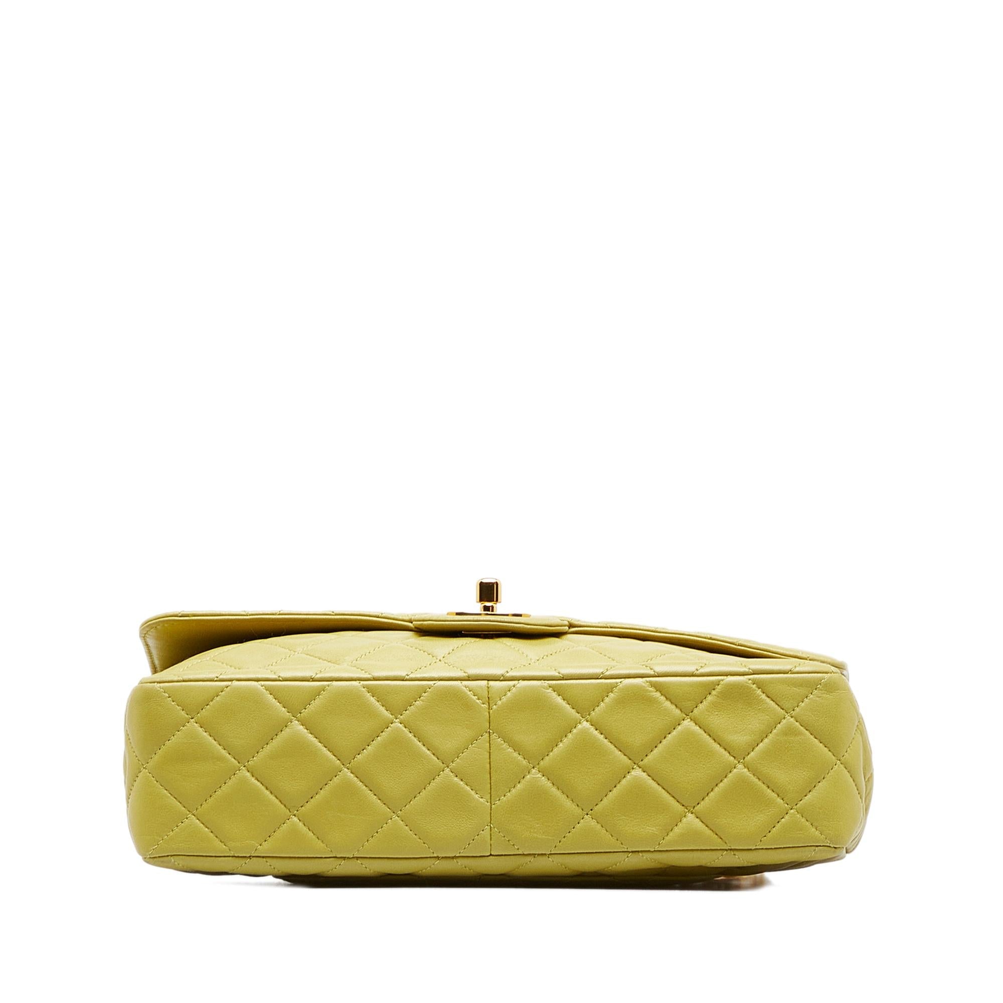 Chanel Medium Classic Lambskin Single Flap (SHG-oaTwdF)