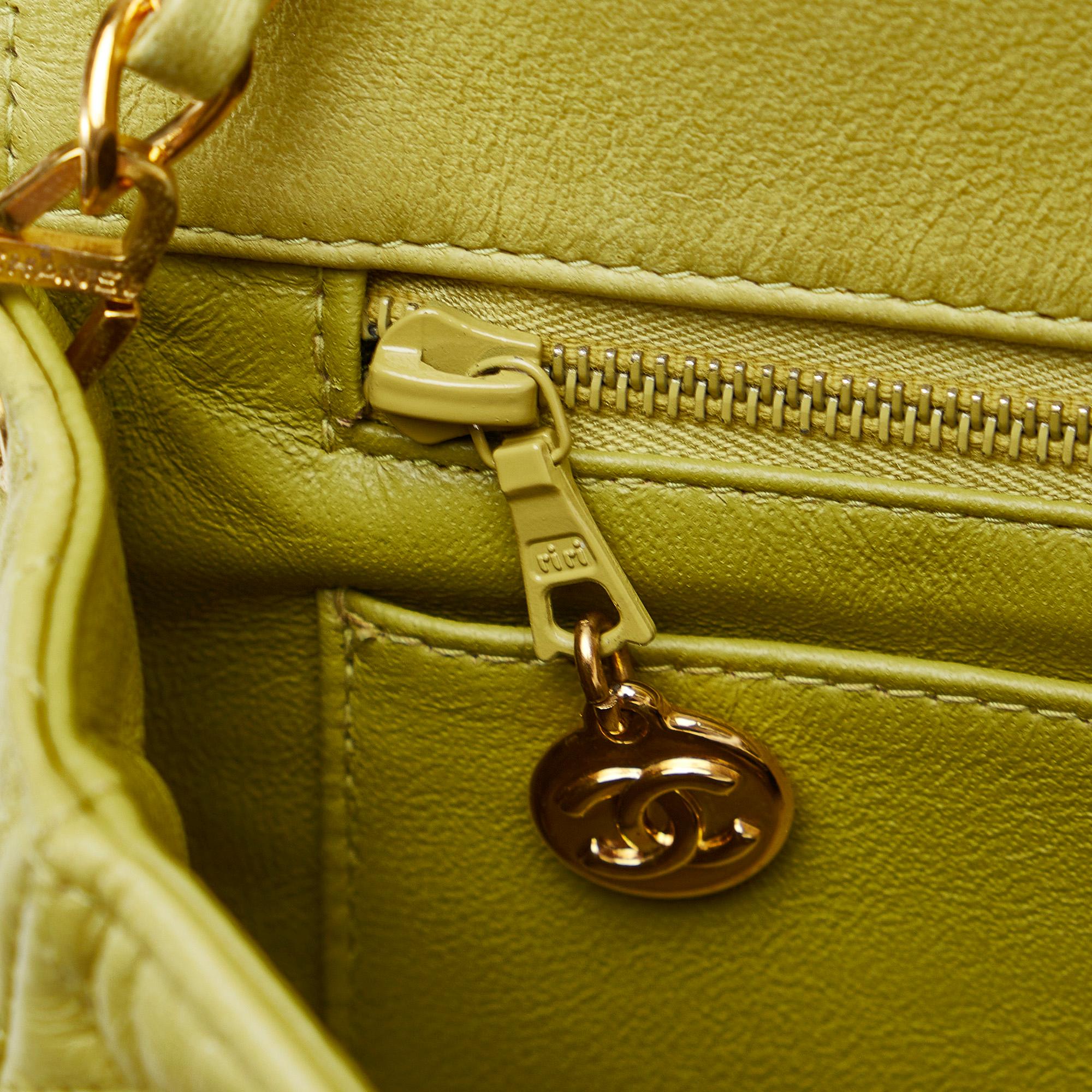 Chanel Medium Classic Lambskin Single Flap (SHG-oaTwdF)