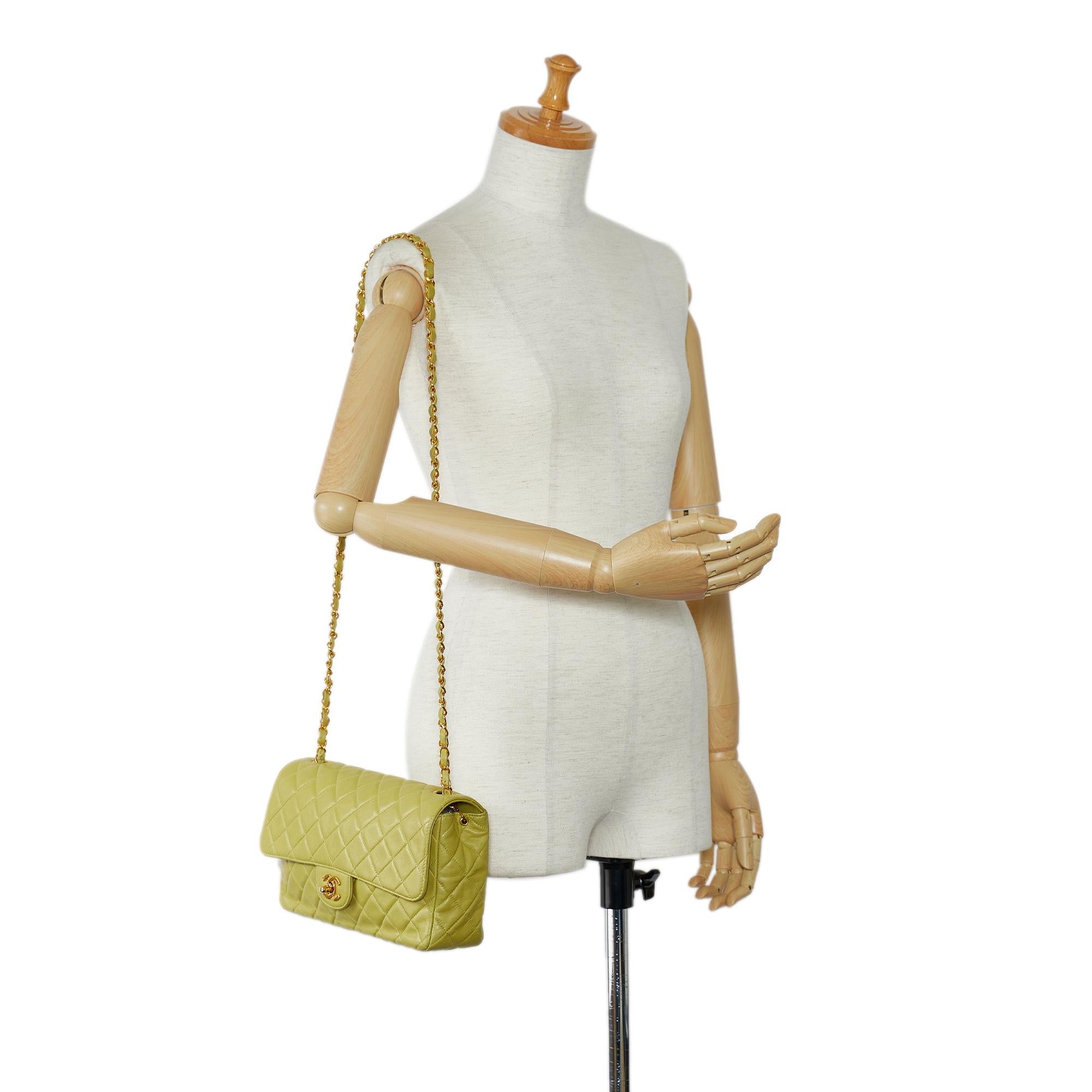 Chanel Medium Classic Lambskin Single Flap (SHG-oaTwdF)