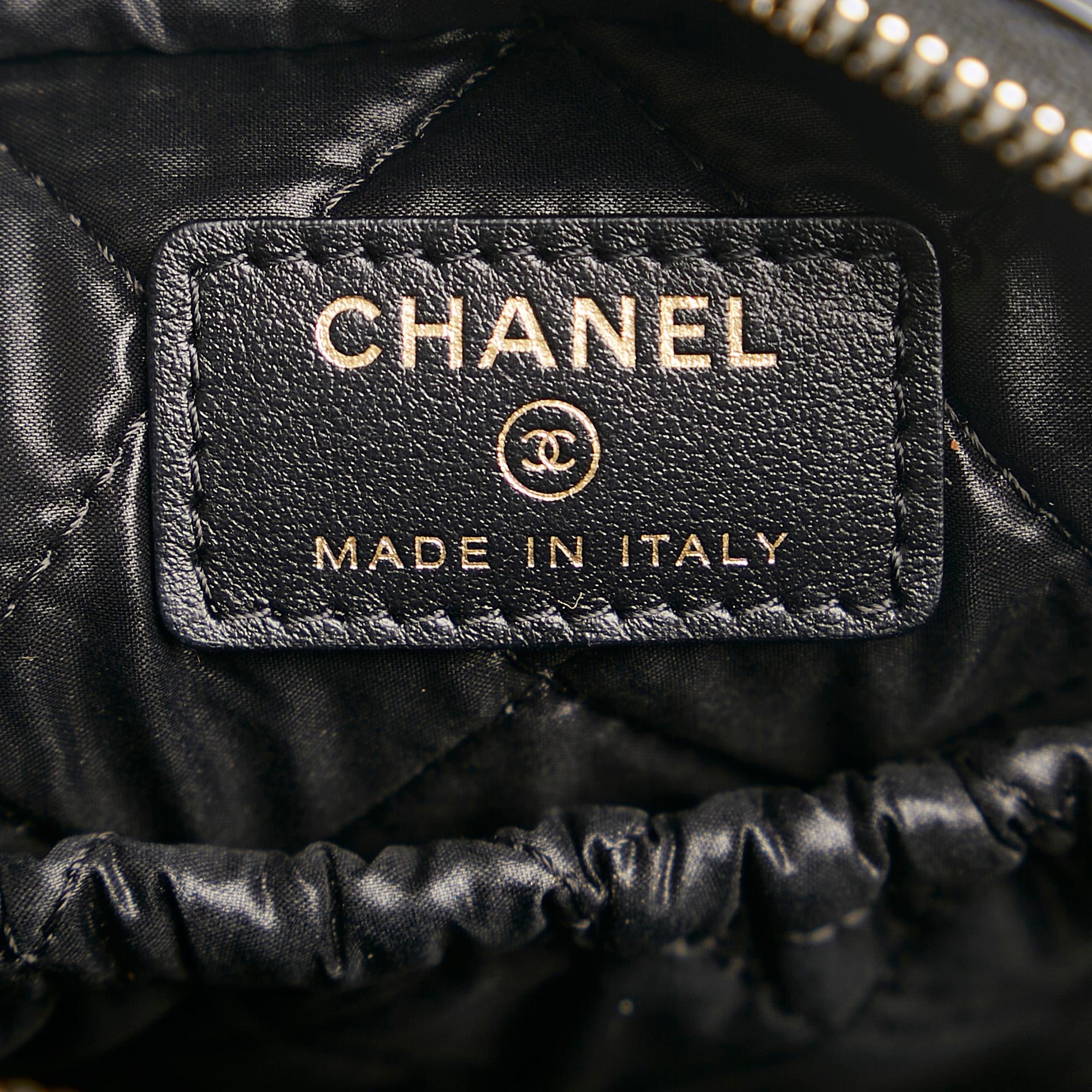Chanel Medium Curvy Cosmetic Pouch (SHG-rMKslc)