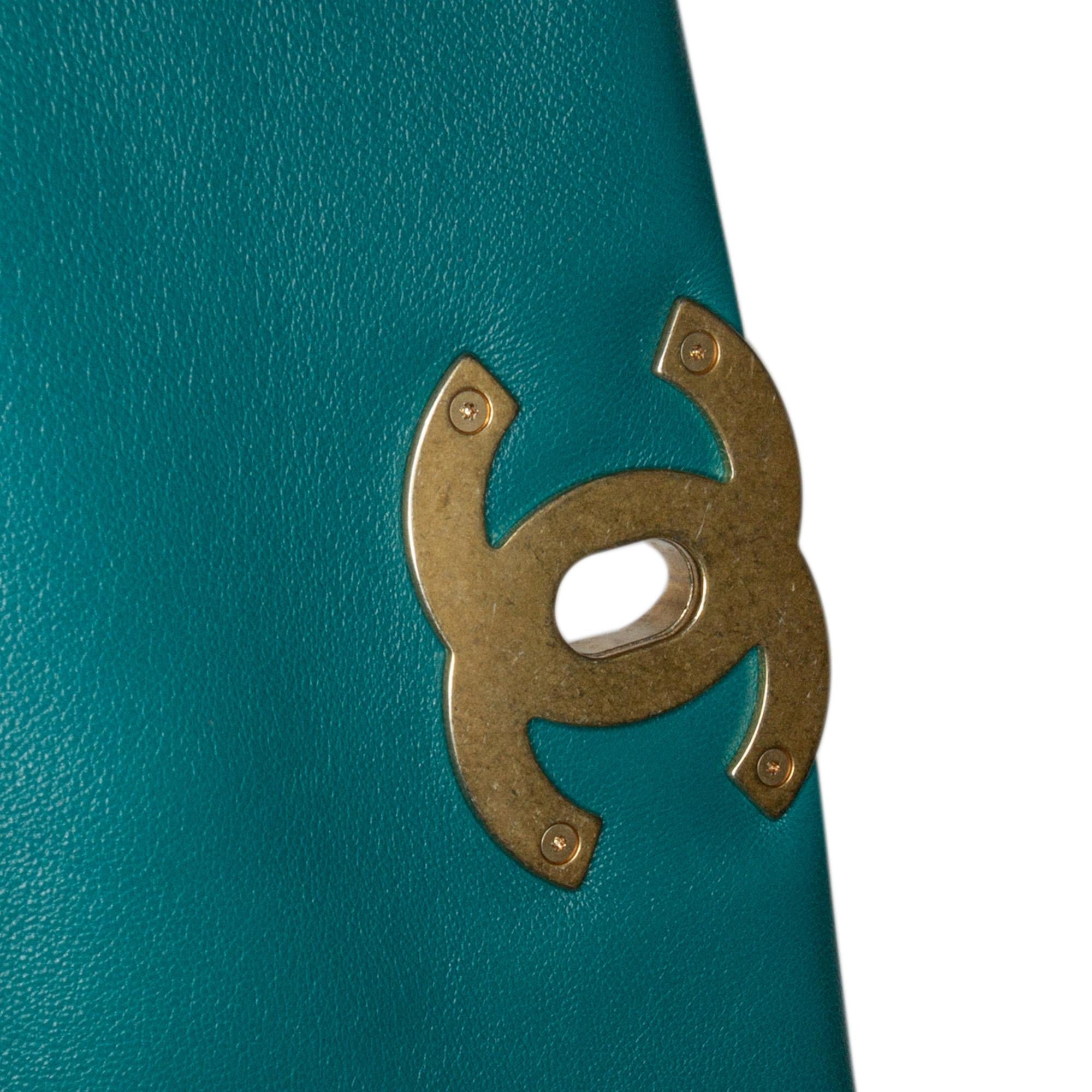 Chanel Medium Lambskin 19 Flap (SHG-EDg0IF)