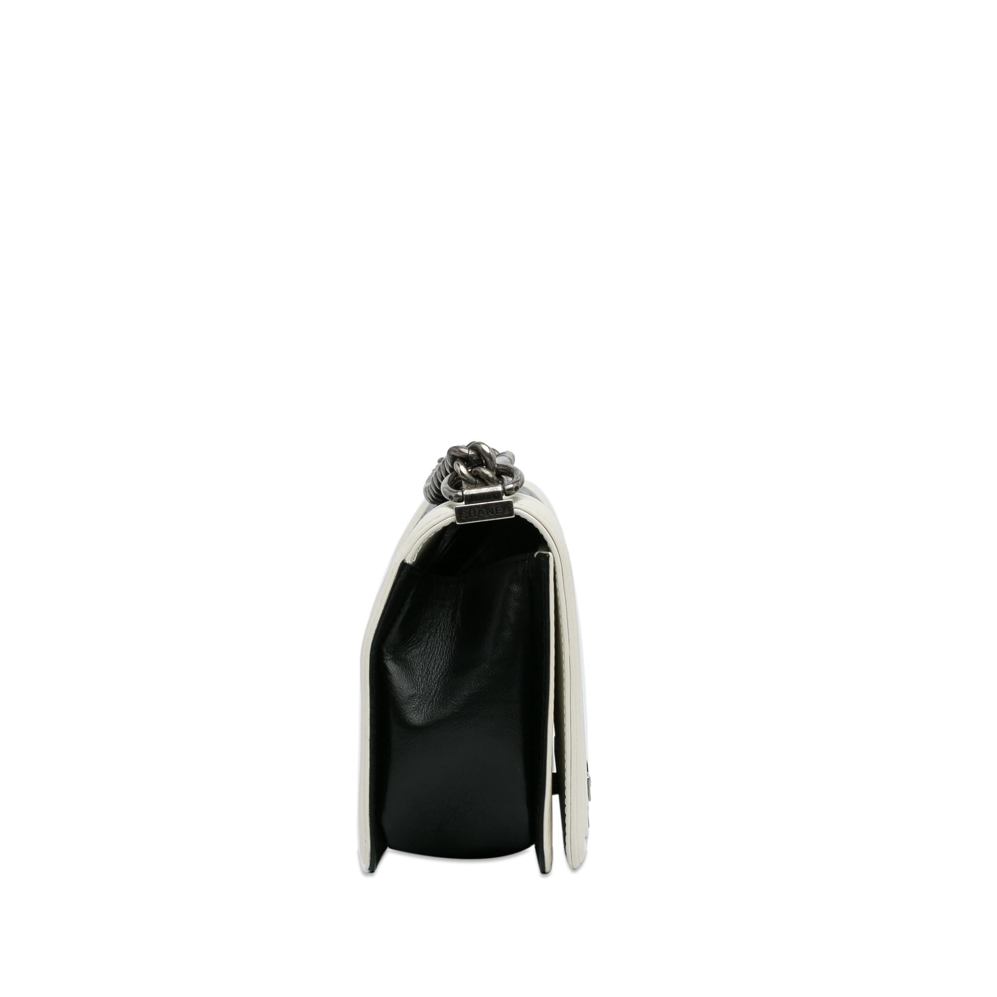 Chanel Medium Lambskin Boy Bicolor Flap Bag (SHG-MjfI80)