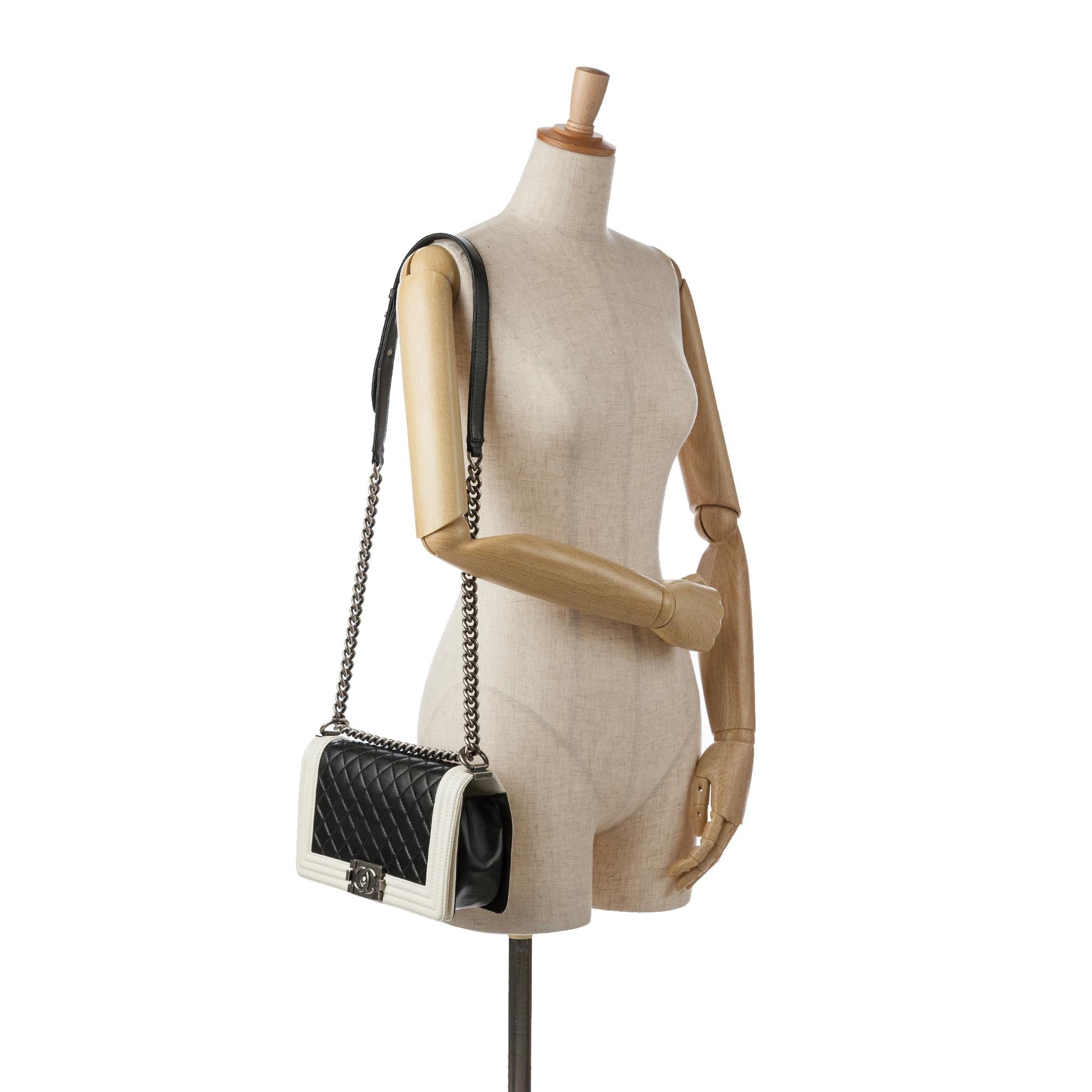Chanel Medium Lambskin Boy Bicolor Flap Bag (SHG-MjfI80)