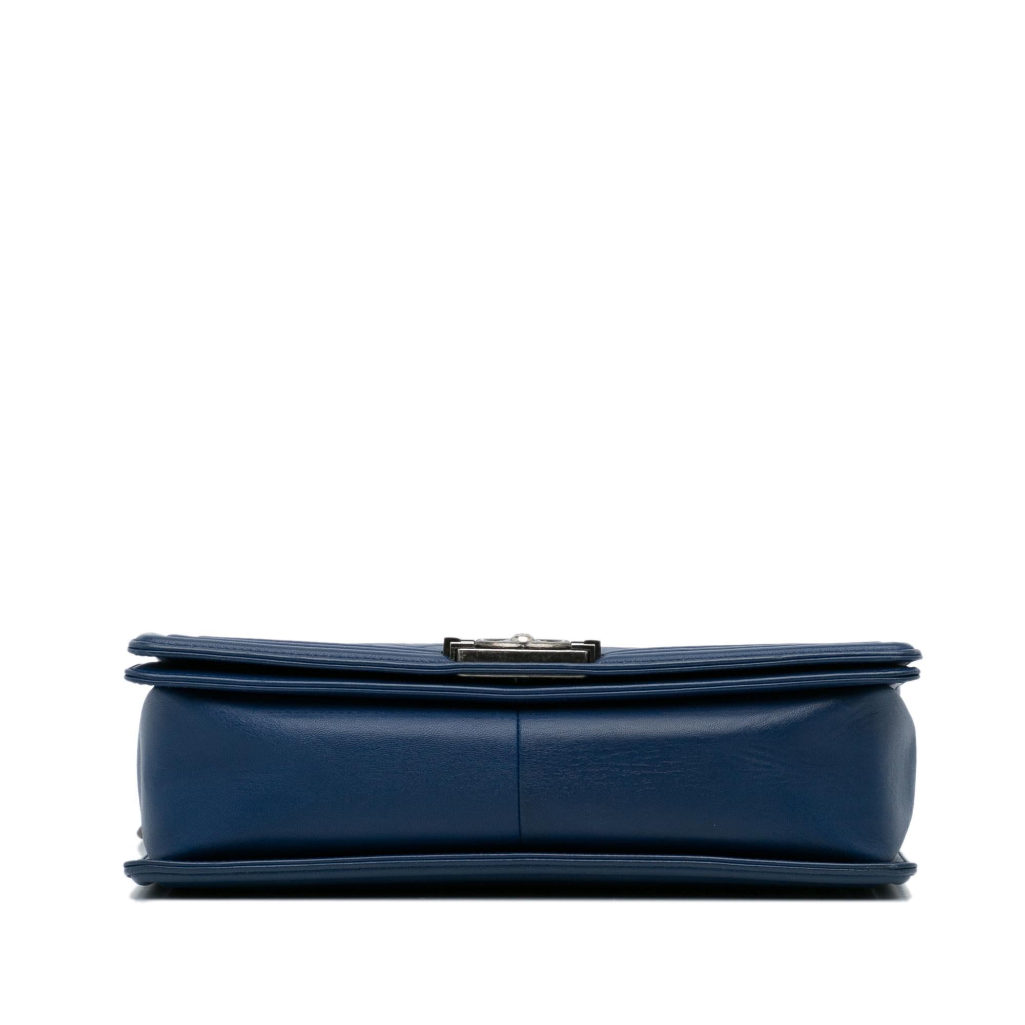 Chanel Medium Lambskin Boy Flap Bag (SHG-VYNHf9)