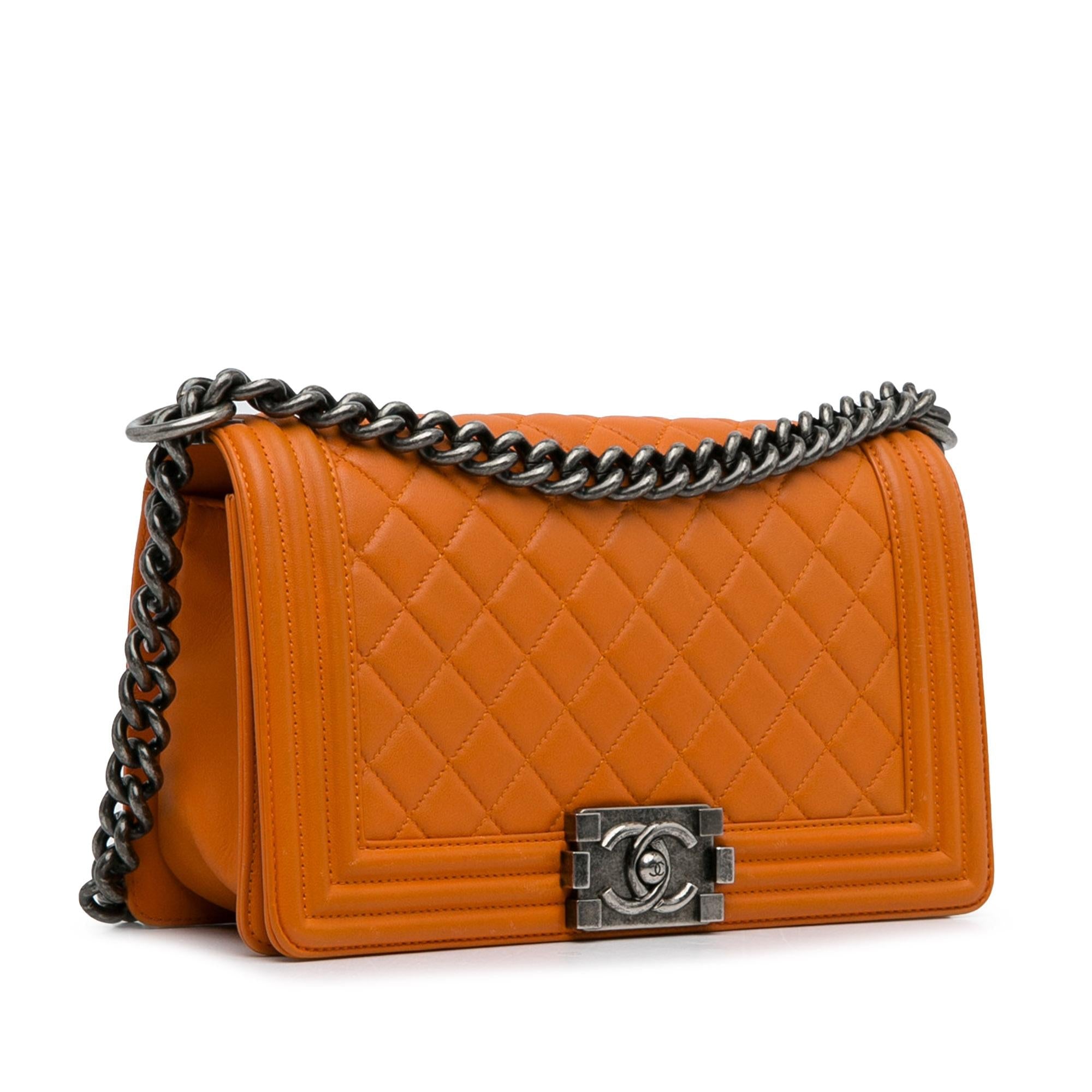 Chanel Medium Lambskin Boy Flap (SHG-yq2bEE)