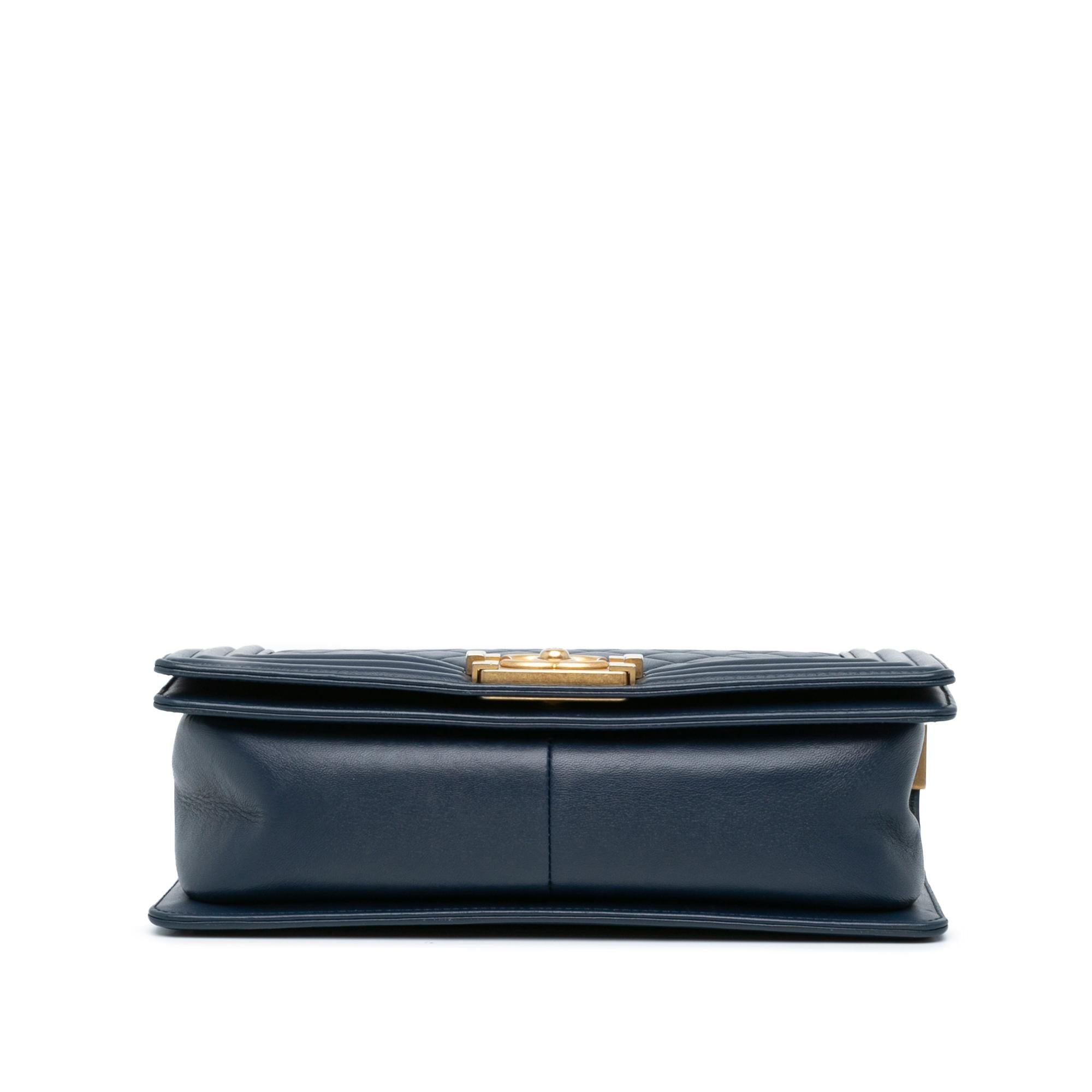 Chanel Medium Lambskin Boy Flap (SHG-ocopwr)