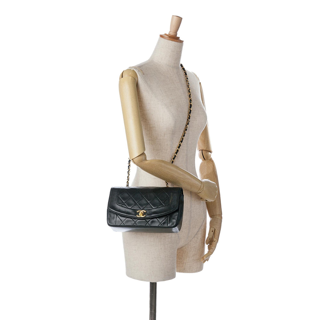 Chanel Medium Lambskin Diana Flap (SHG-YPOPPc)