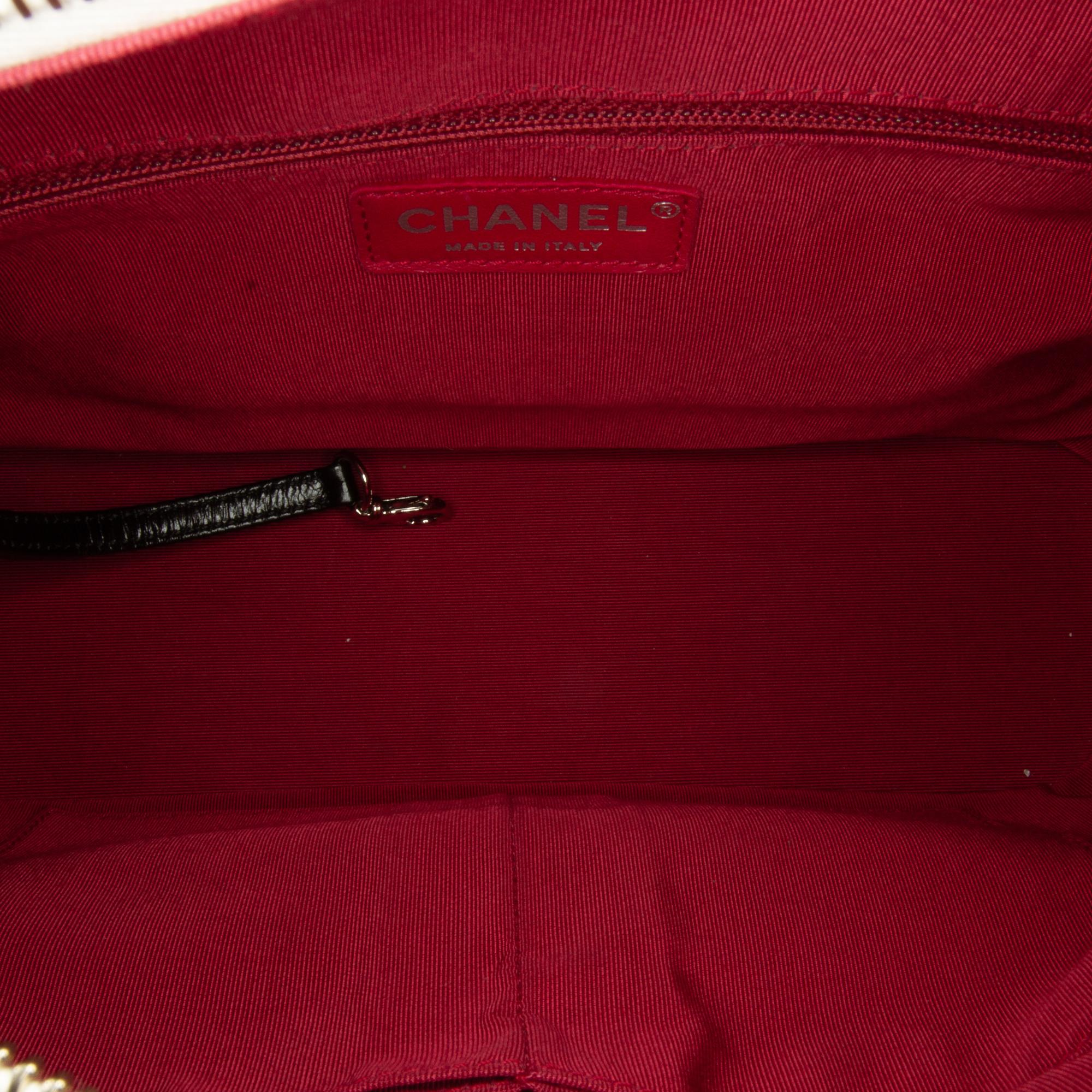 Chanel Medium Lambskin Gabrielle Crossbody (SHG-KtUNWl)
