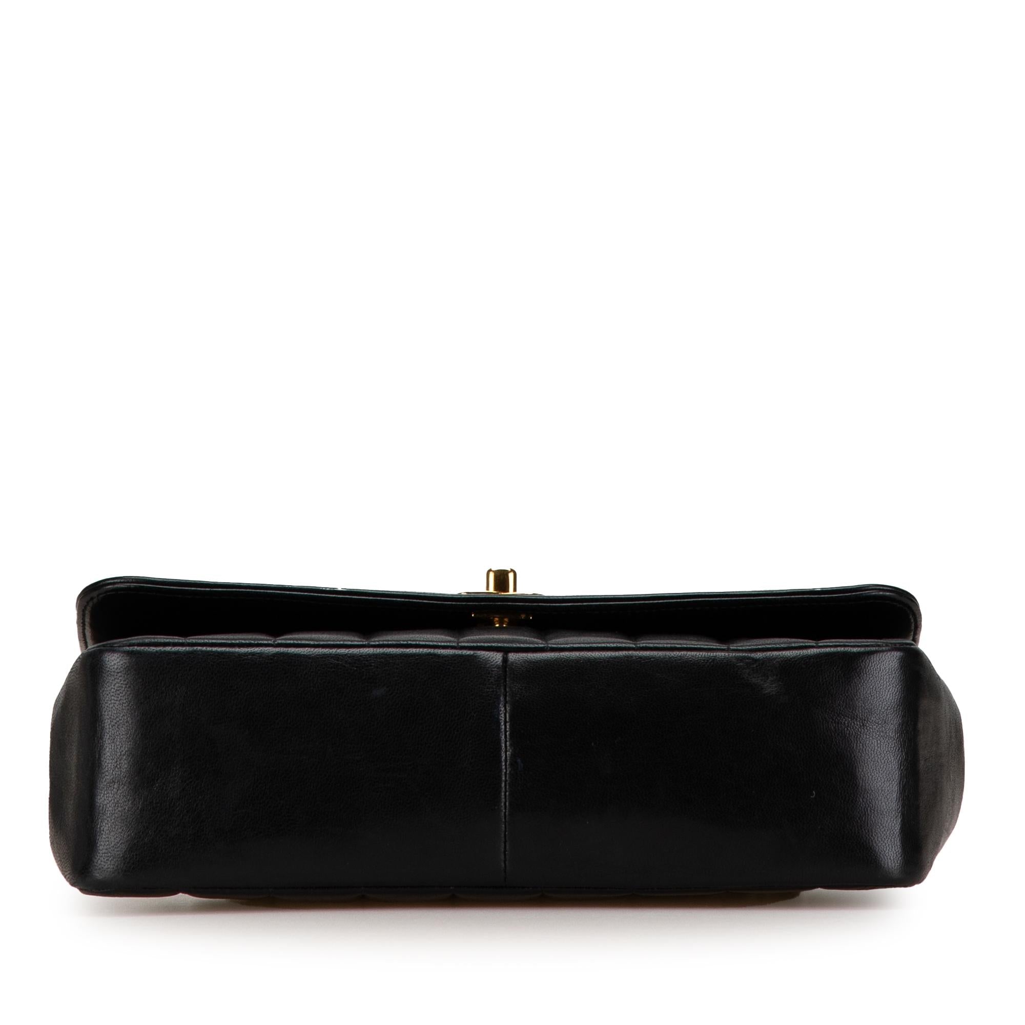 Chanel Medium Lambskin Vertical Border Flap (SHG-t5P50W)