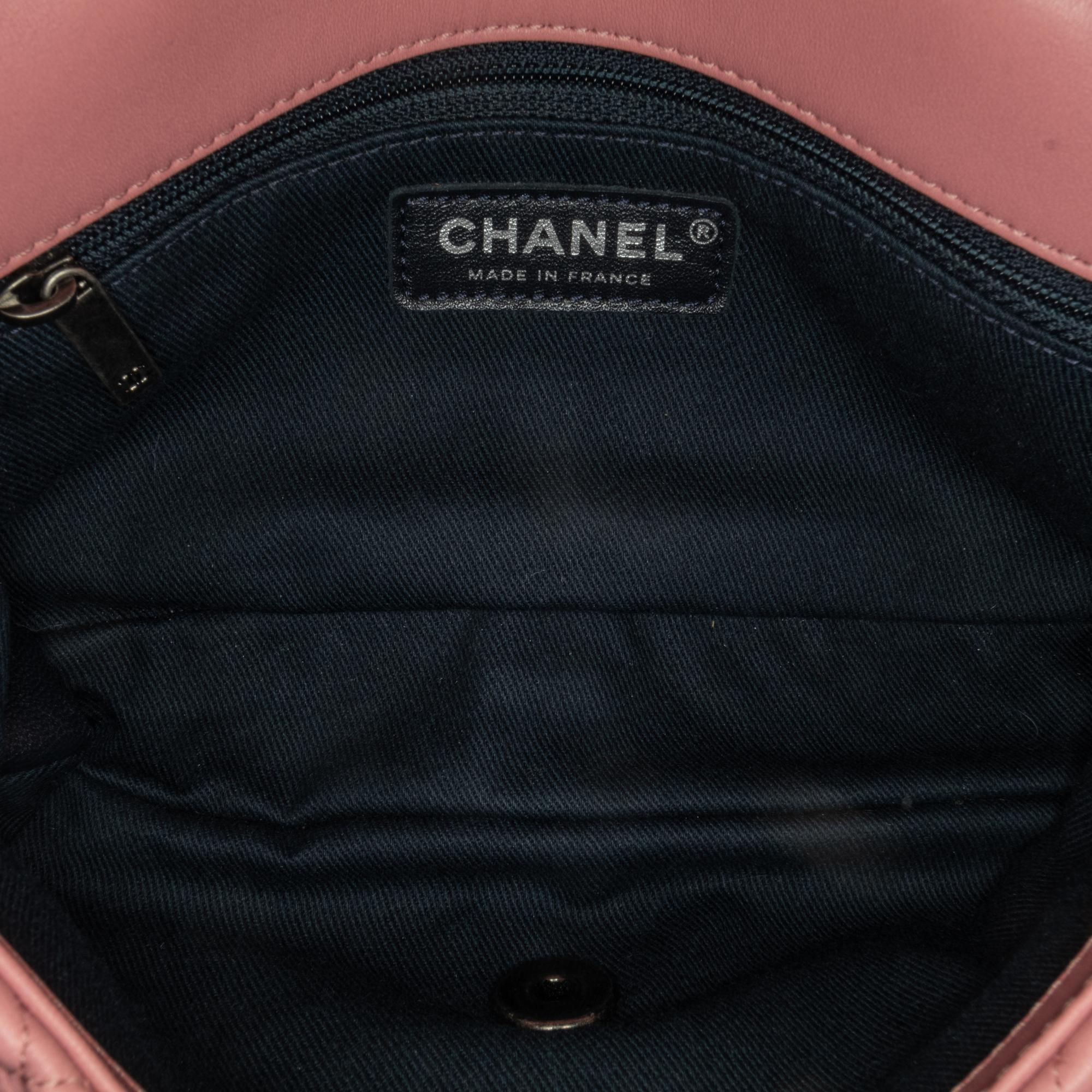 Chanel Medium Microquilted Lambskin Flap (SHG-ZOgysV)