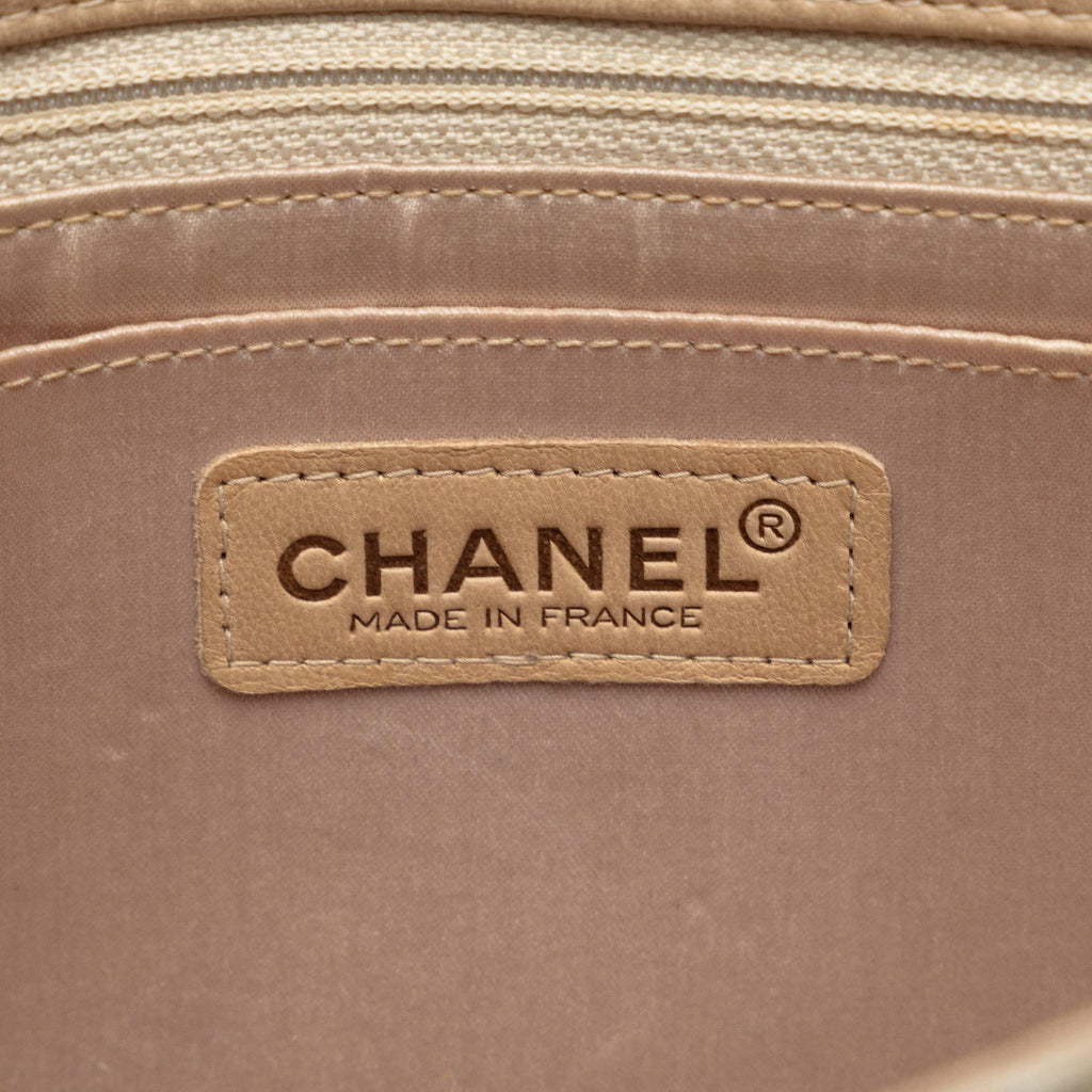 Chanel Medium New Travel Line Classic Flap Single (SHG-hou8eK)