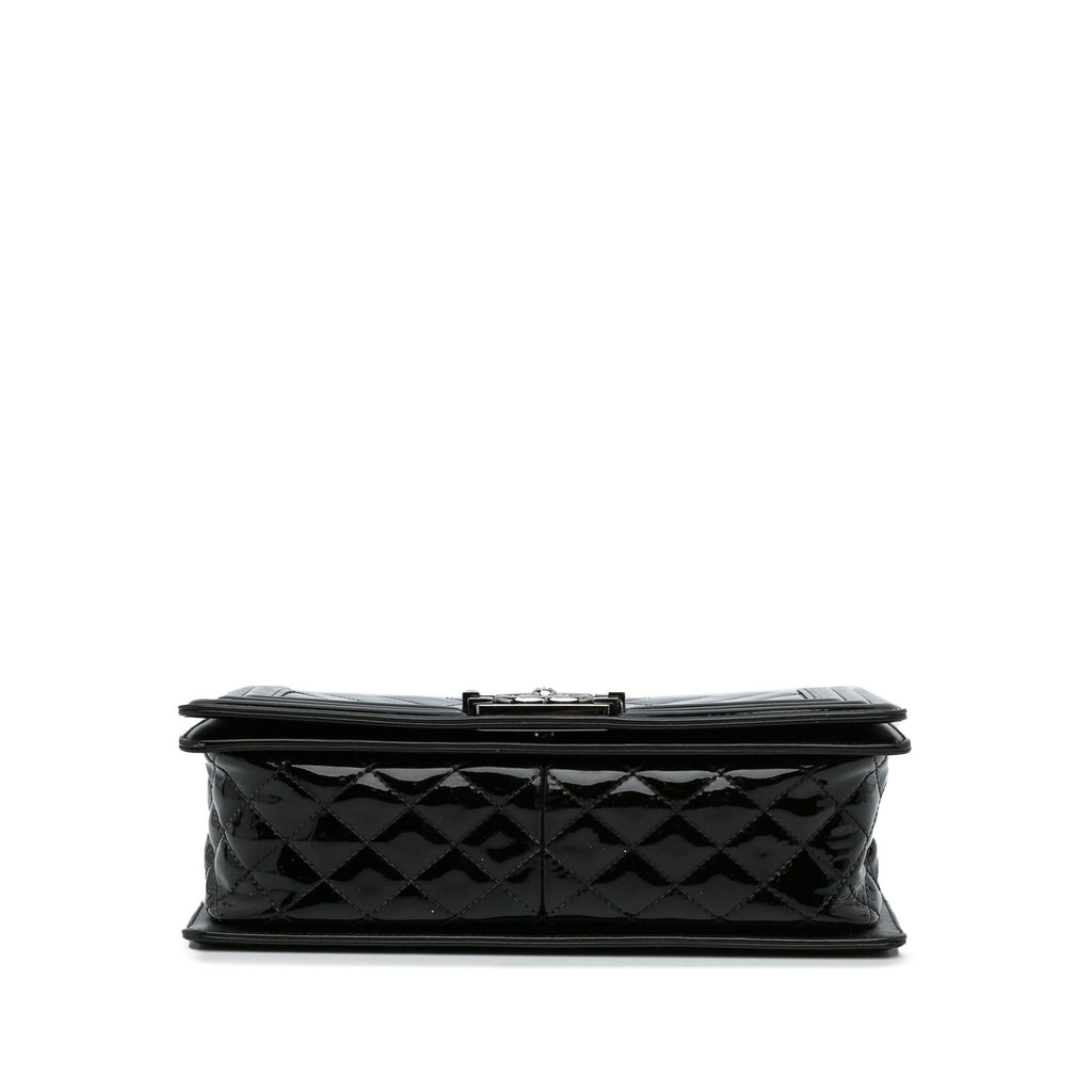 Chanel Medium Patent Chevron Boy Flap (SHG-vpSXfu)
