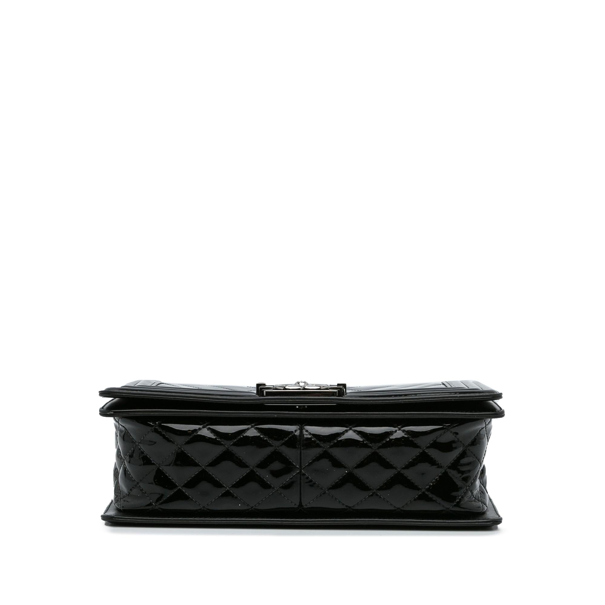 Chanel Medium Patent Chevron Boy Flap (SHG-vpSXfu)