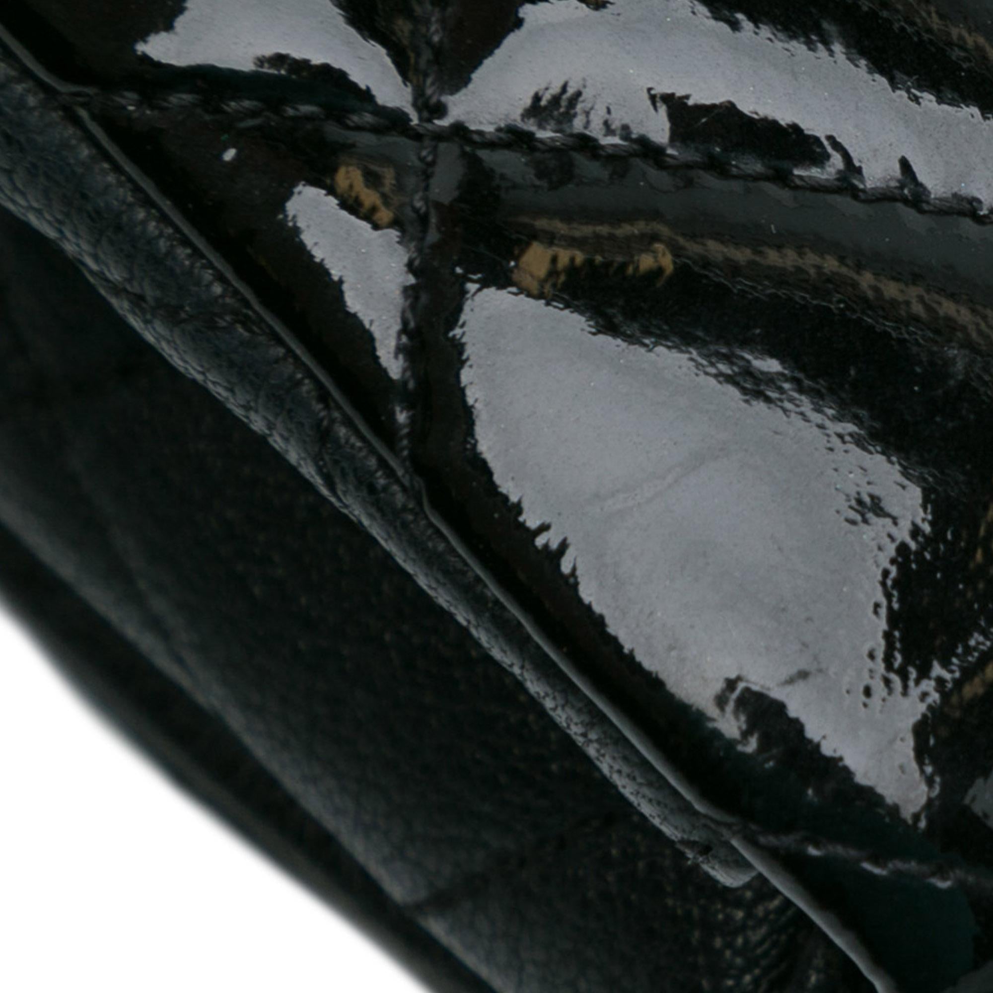 Chanel Medium Patent Goatskin CC Eyelet Flap (SHG-Et4xHu)