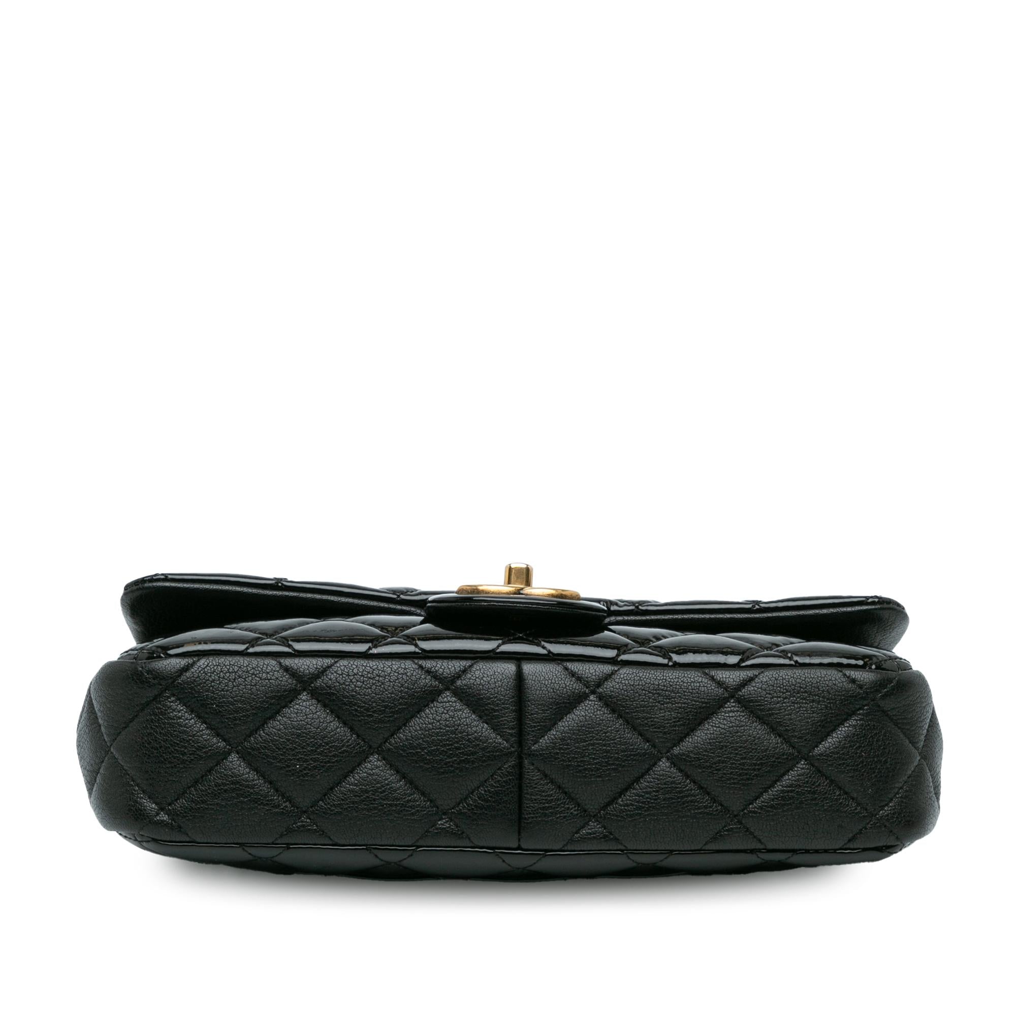 Chanel Medium Patent Goatskin CC Eyelet Flap (SHG-Xldzli)