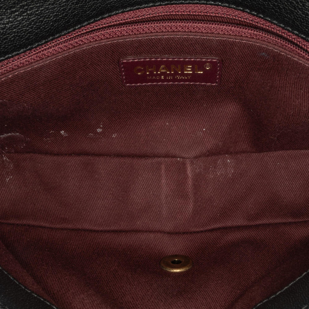 Chanel Medium Patent Goatskin CC Eyelet Flap (SHG-Xldzli)