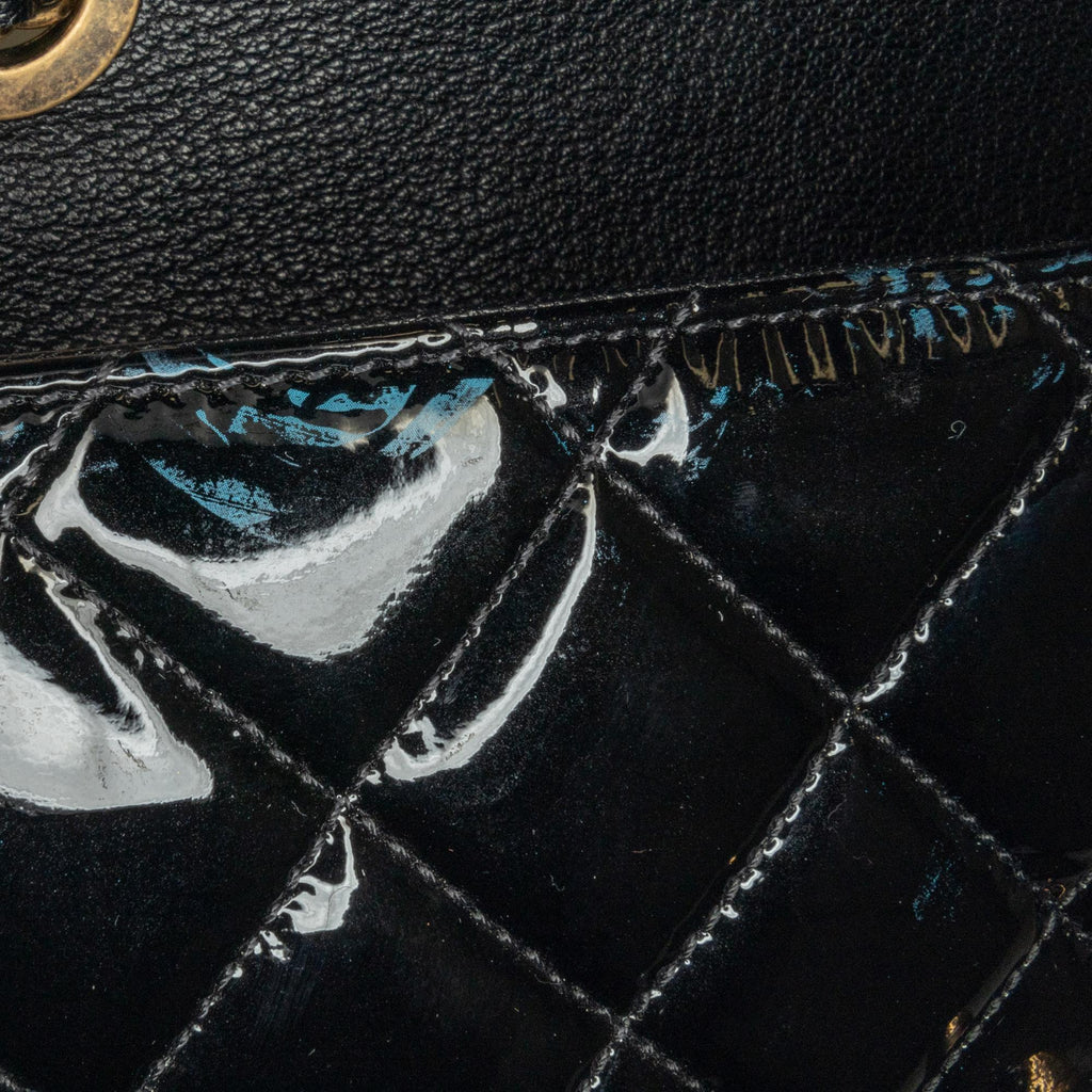 Chanel Medium Patent Goatskin CC Eyelet Flap (SHG-Xldzli)