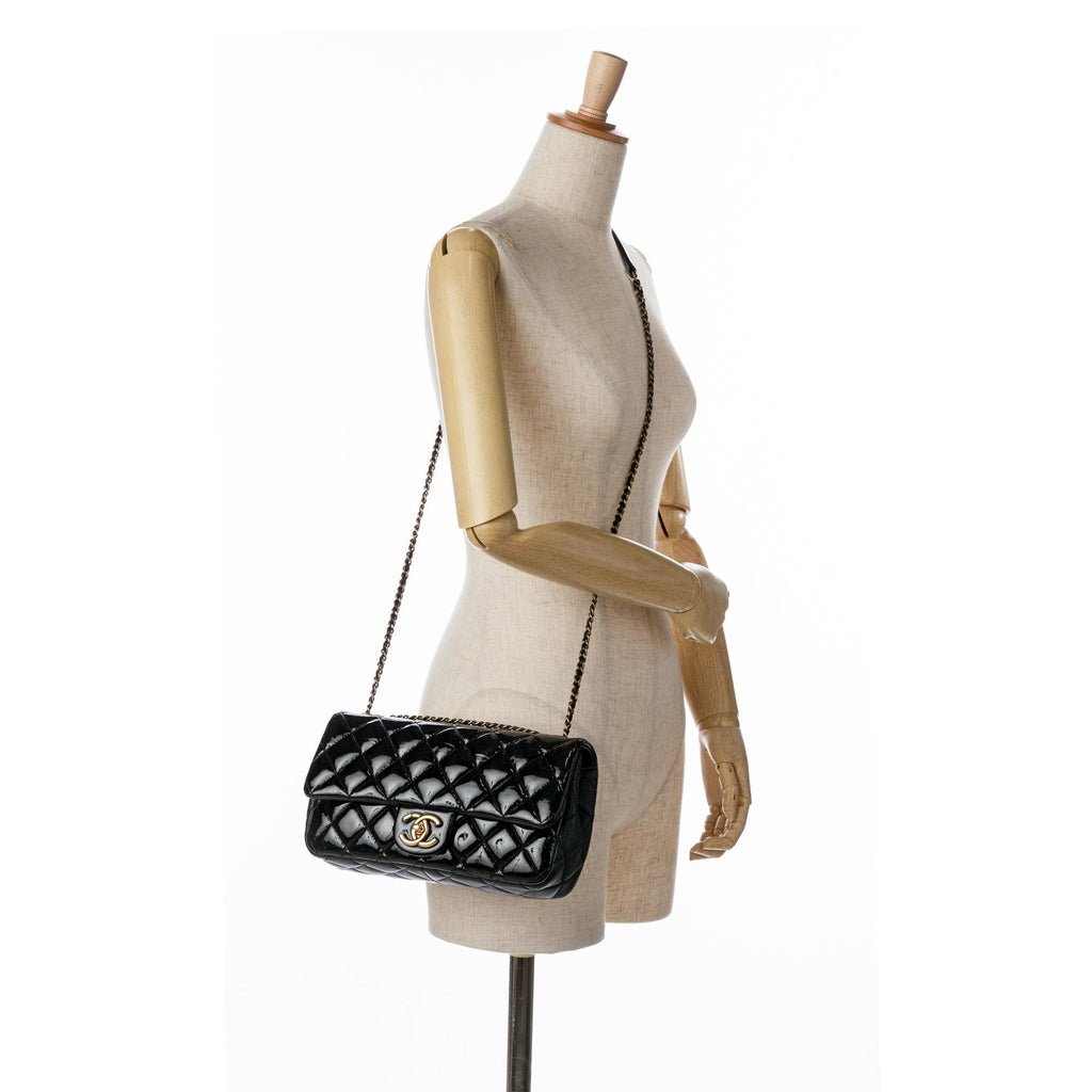 Chanel Medium Patent Goatskin CC Eyelet Flap (SHG-Xldzli)