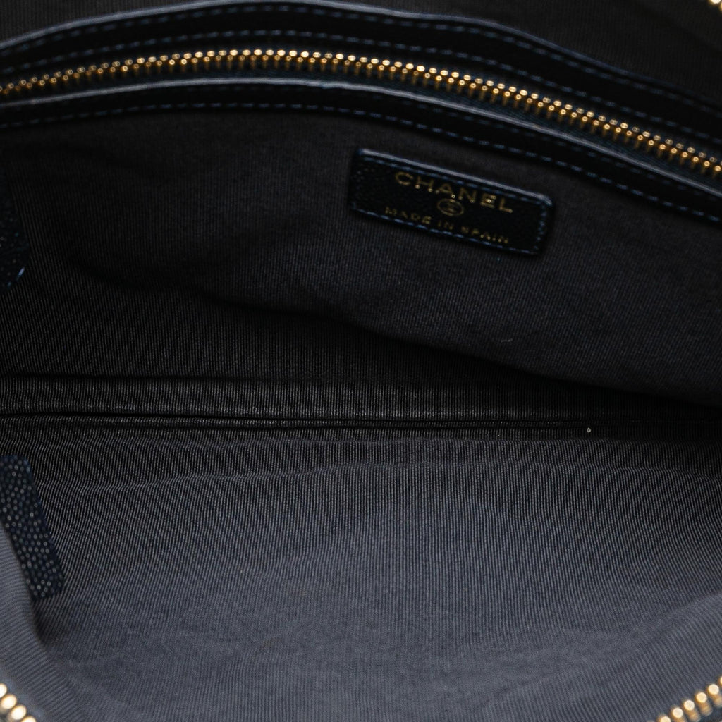 Chanel Medium Quilted Caviar O Case Clutch (SHG-bgRUQW)
