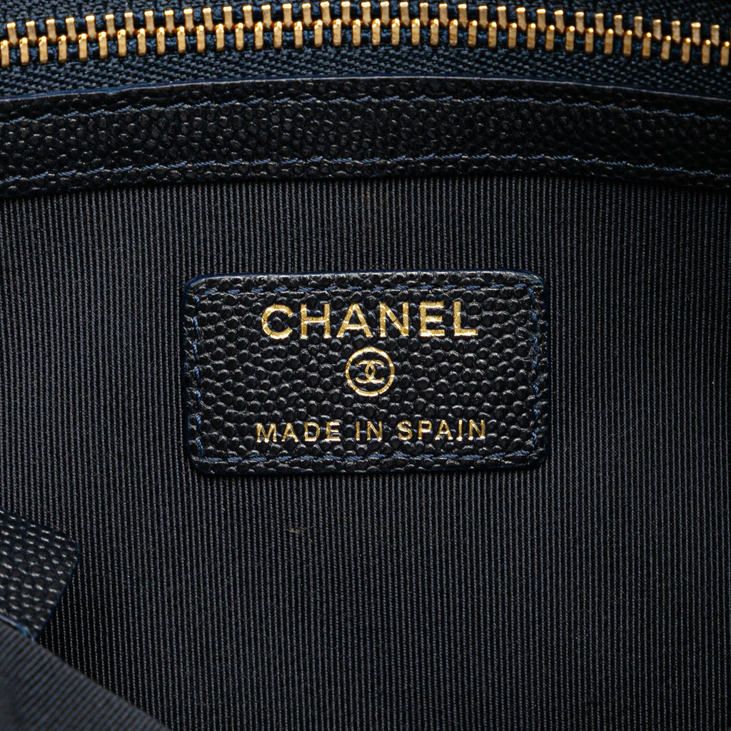 Chanel Medium Quilted Caviar O Case Clutch (SHG-bgRUQW)