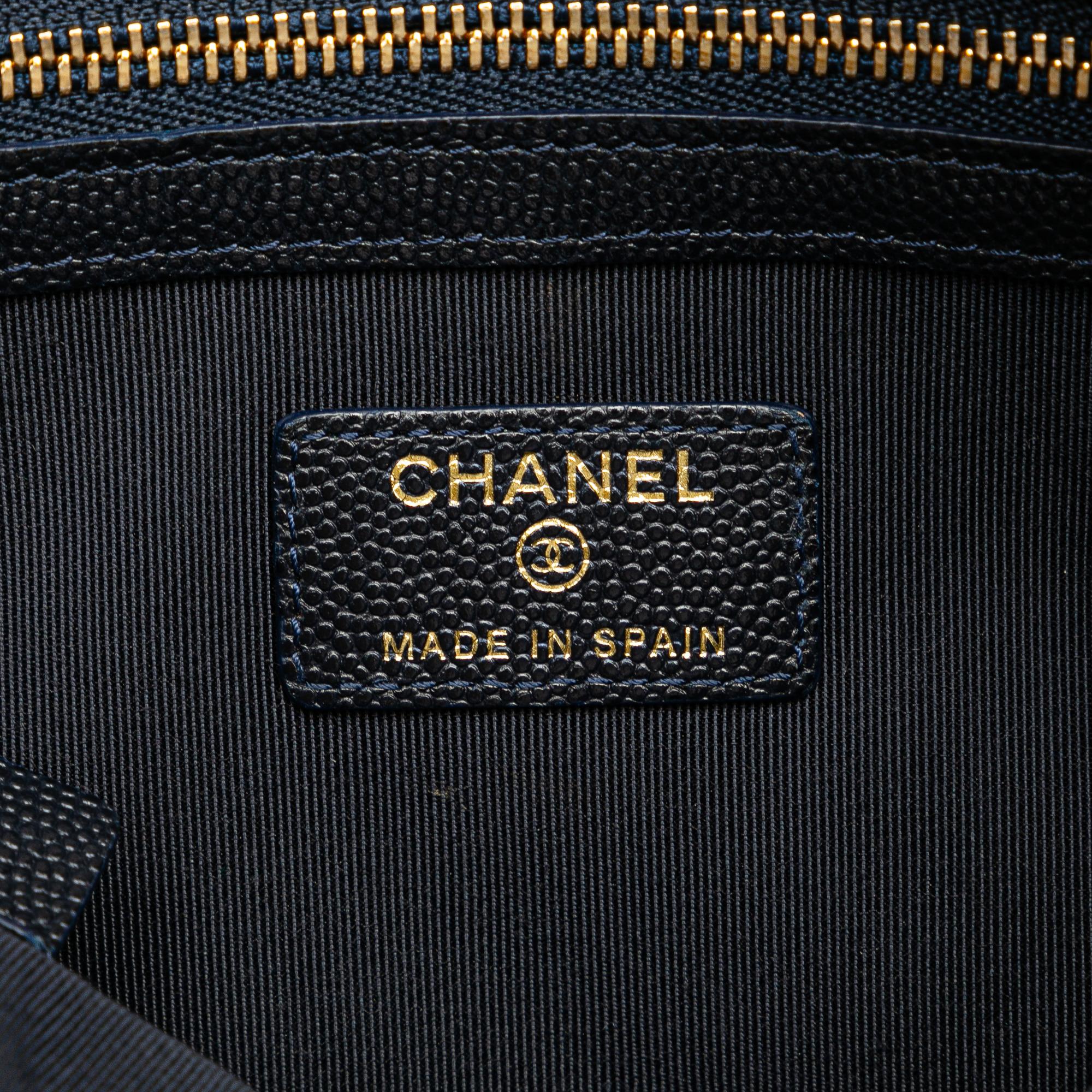 Chanel Medium Quilted Caviar O Case Clutch (SHG-bgRUQW)