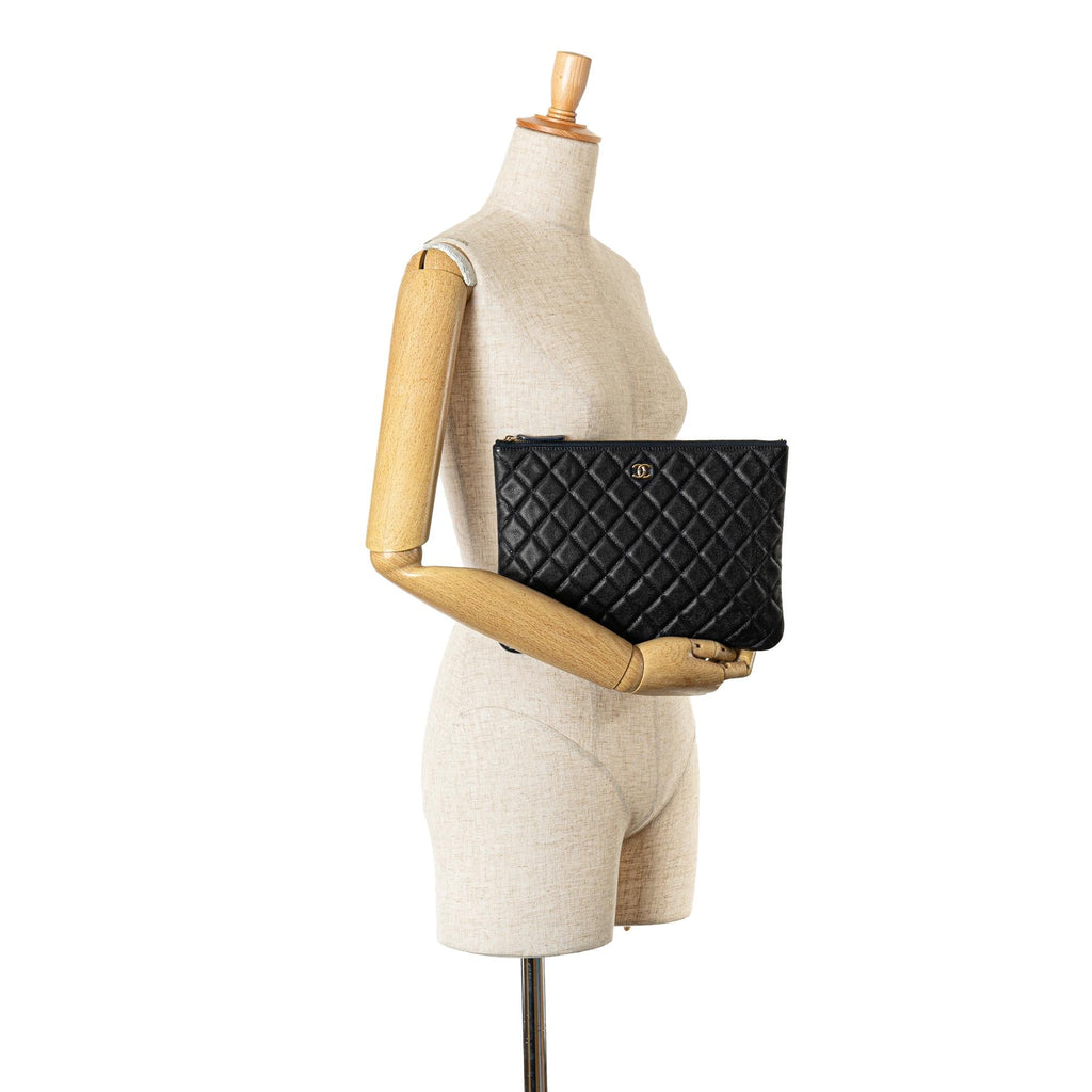Chanel Medium Quilted Caviar O Case Clutch (SHG-bgRUQW)