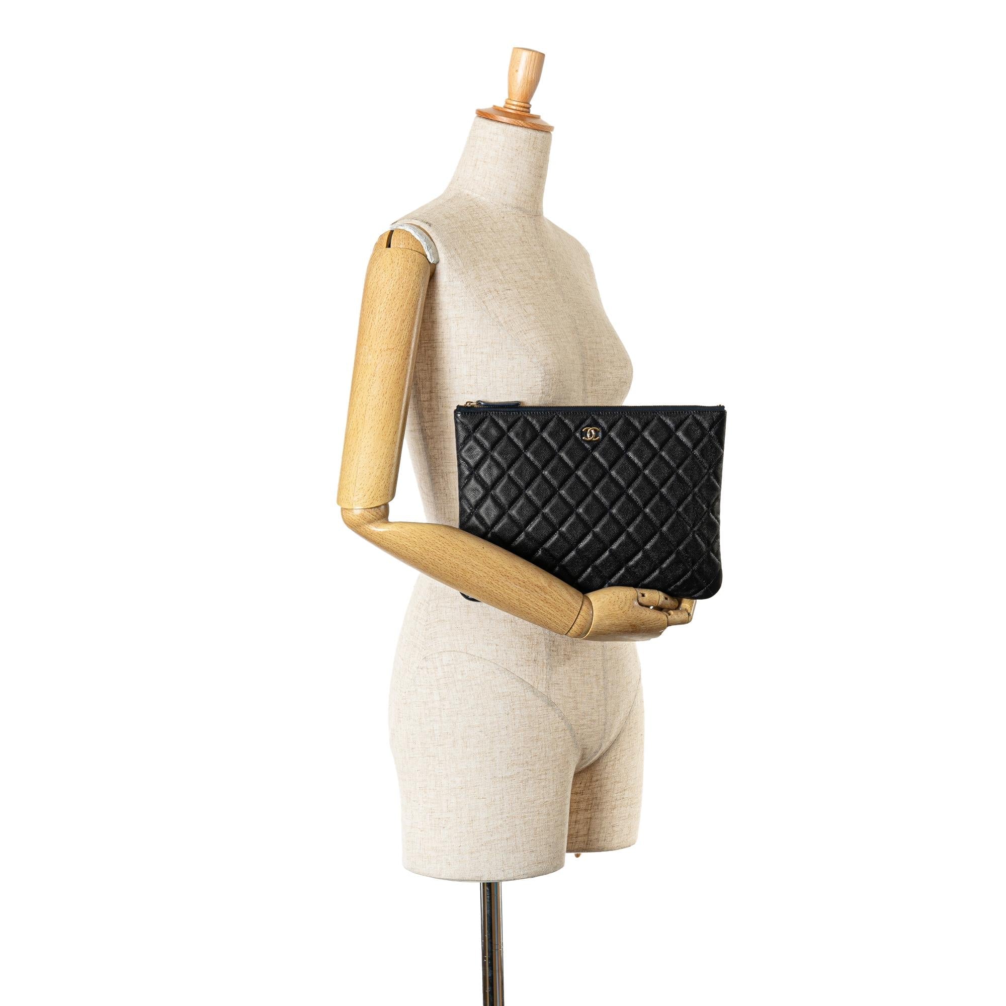 Chanel Medium Quilted Caviar O Case Clutch (SHG-bgRUQW)