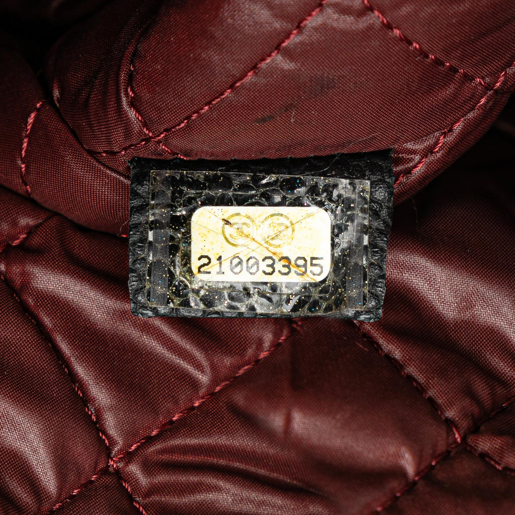 Chanel Medium Quilted Caviar O Case Clutch (SHG-iUwYer)