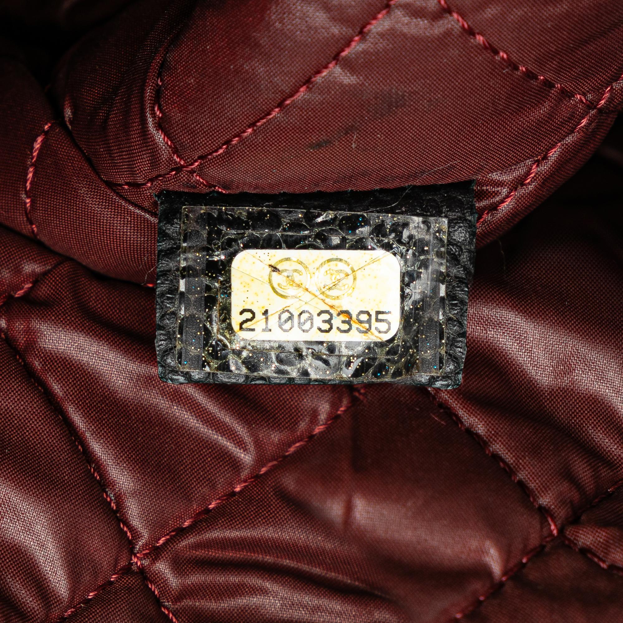 Chanel Medium Quilted Caviar O Case Clutch (SHG-iUwYer)