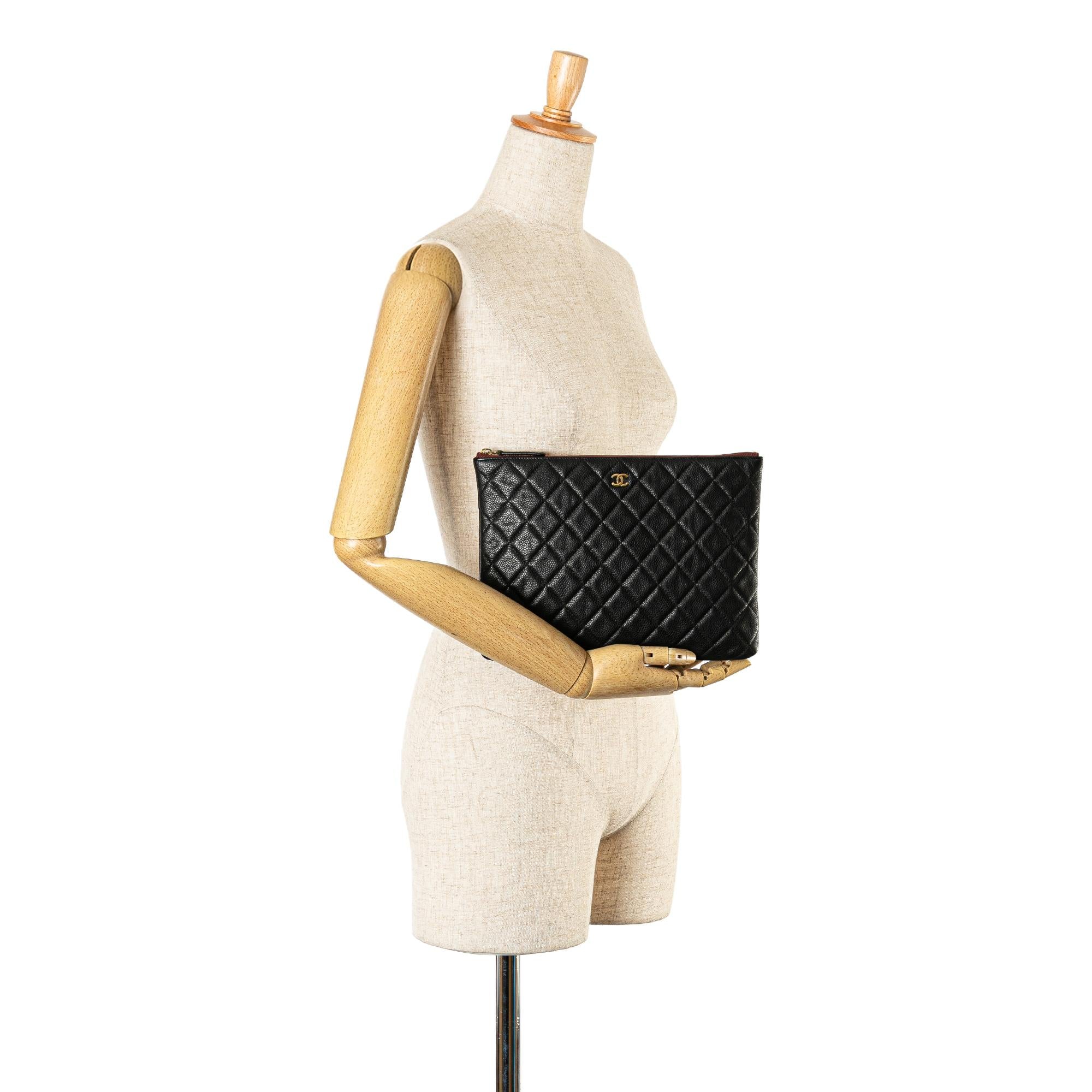 Chanel Medium Quilted Caviar O Case Clutch (SHG-iUwYer)