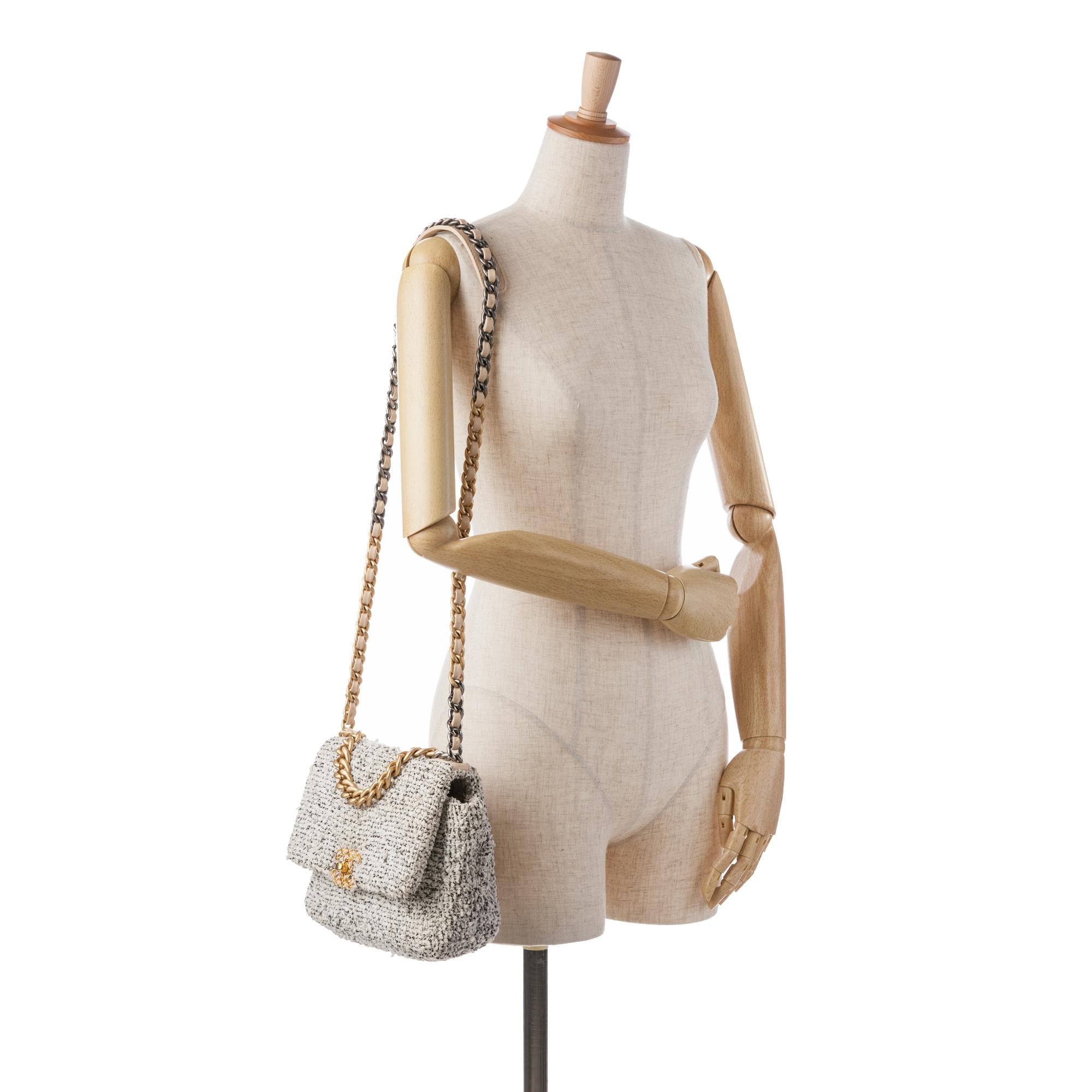 Chanel Medium Tweed 19 Flap (SHG-GKU36x)