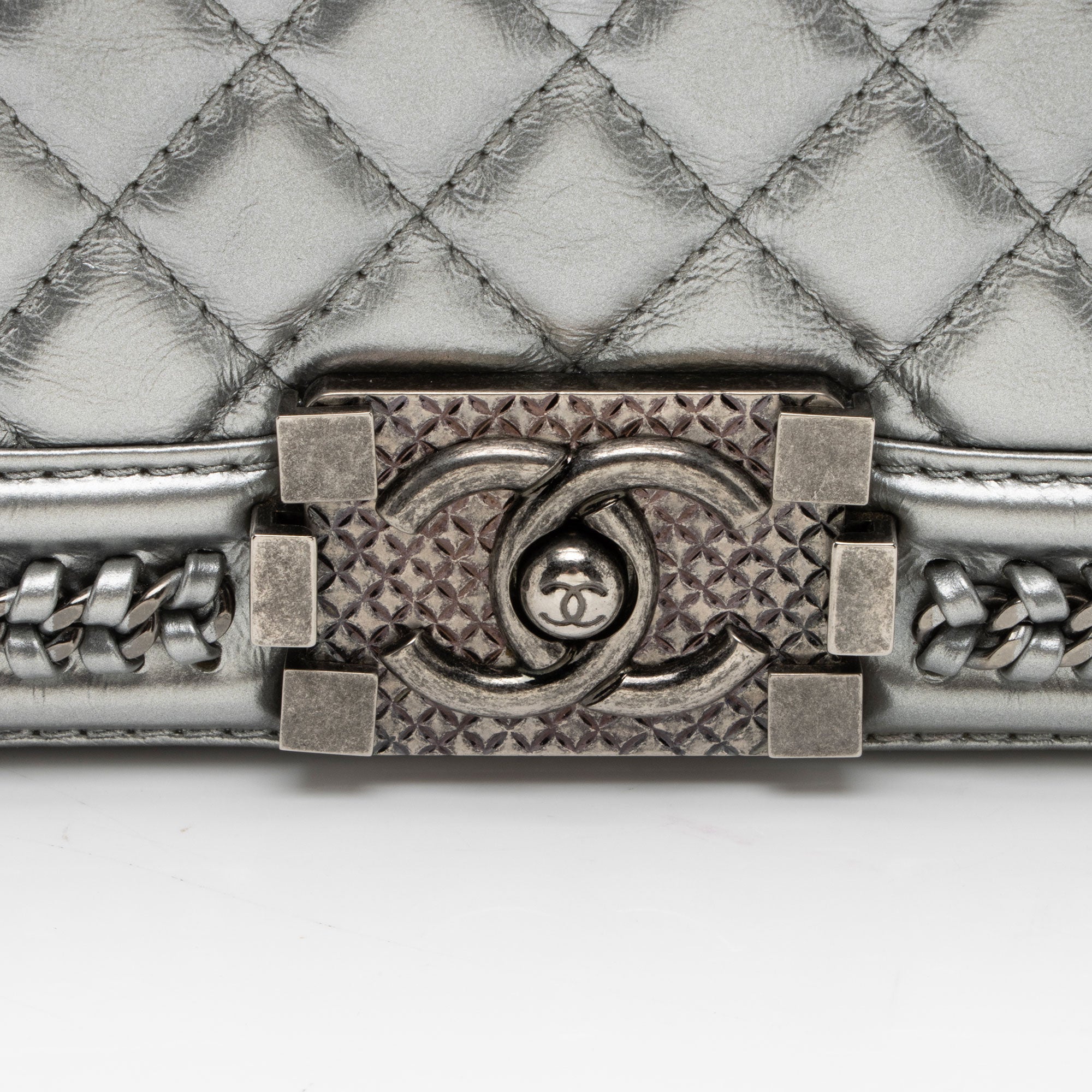 Chanel Metallic Aged Calfskin Chain Top Handle Medium Boy Bag (SHF-RO5g92)