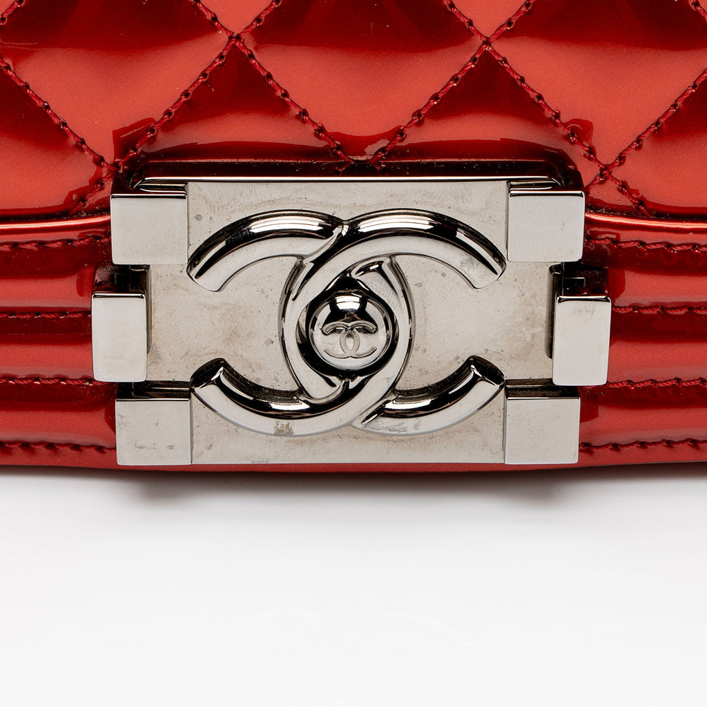 Chanel Metallic Patent Leather Old Medium Boy Bag (SHF-Gxw2JA)
