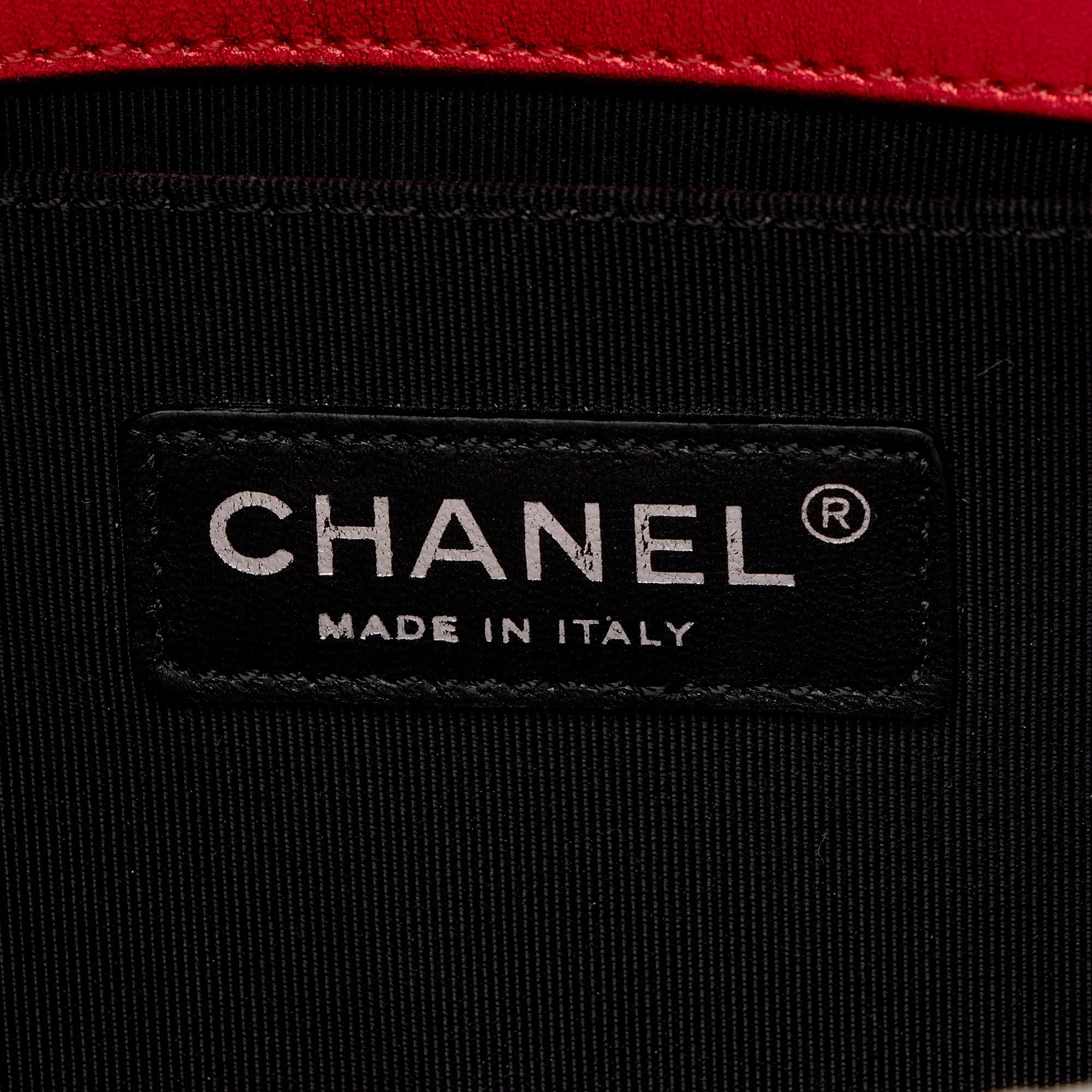 Chanel Metallic Patent Leather Old Medium Boy Bag (SHF-Gxw2JA)