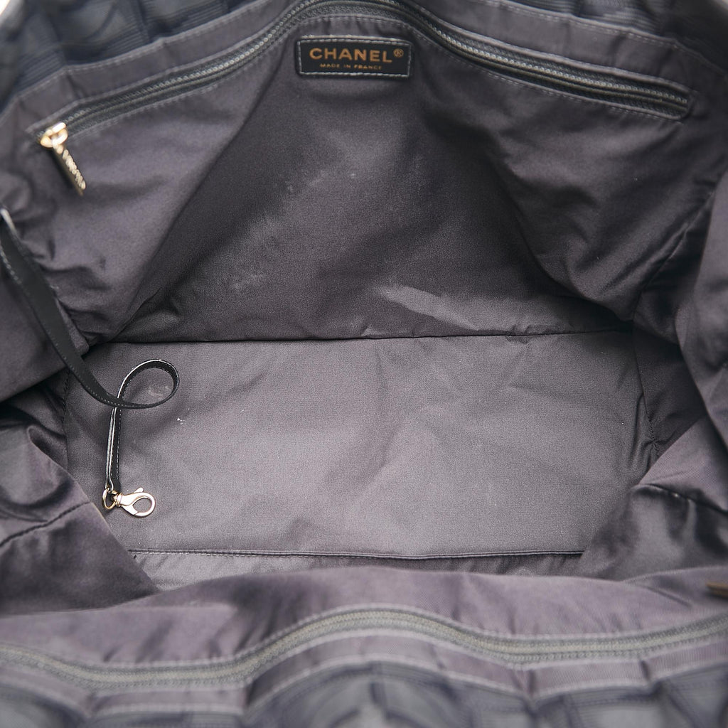 Chanel New Travel Line Tote (SHG-Amy2qJ)
