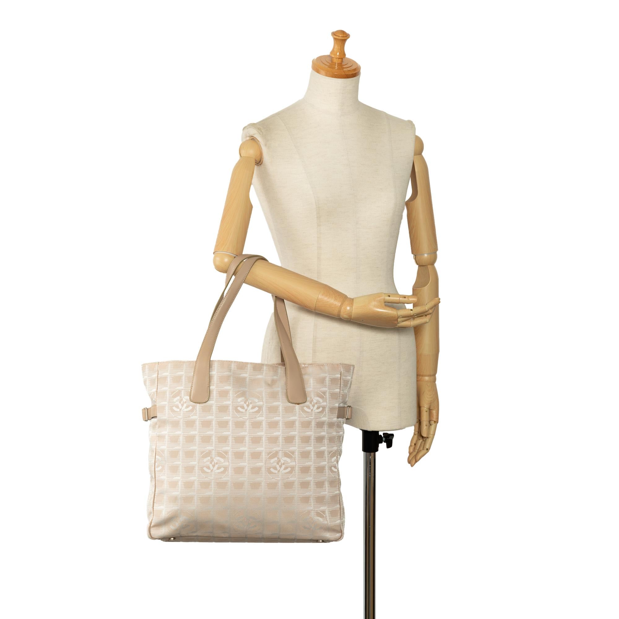 Chanel New Travel Line Tote (SHG-3Rzzab)