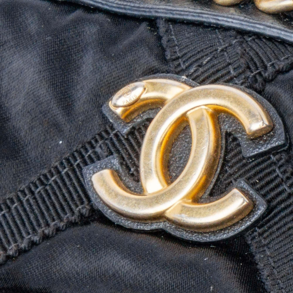 Chanel Nylon Grosgrain Lifestyle Clutch with Chain (SHG-UydKYK)