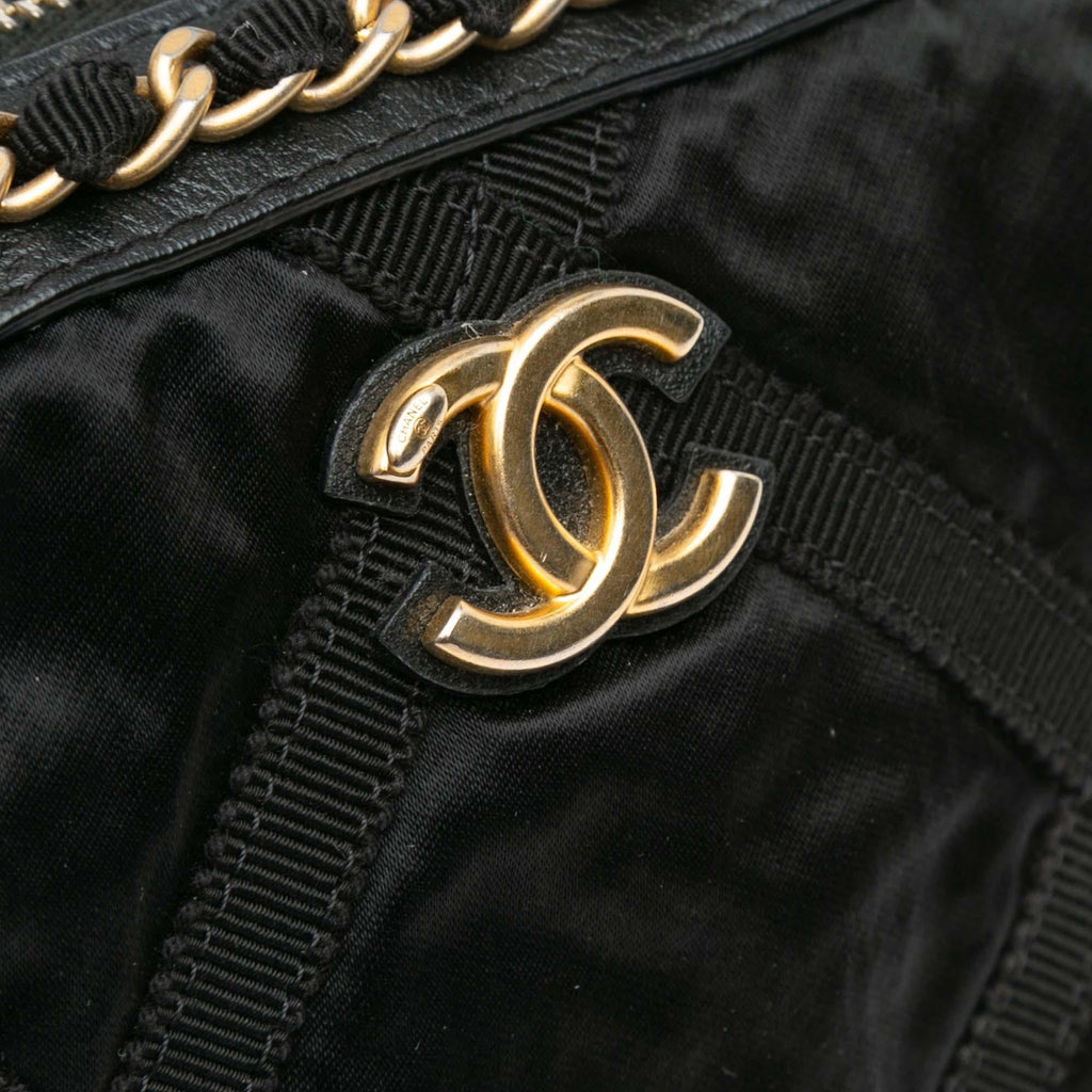 Chanel Nylon Grosgrain Lifestyle Clutch with Chain (SHG-UydKYK)