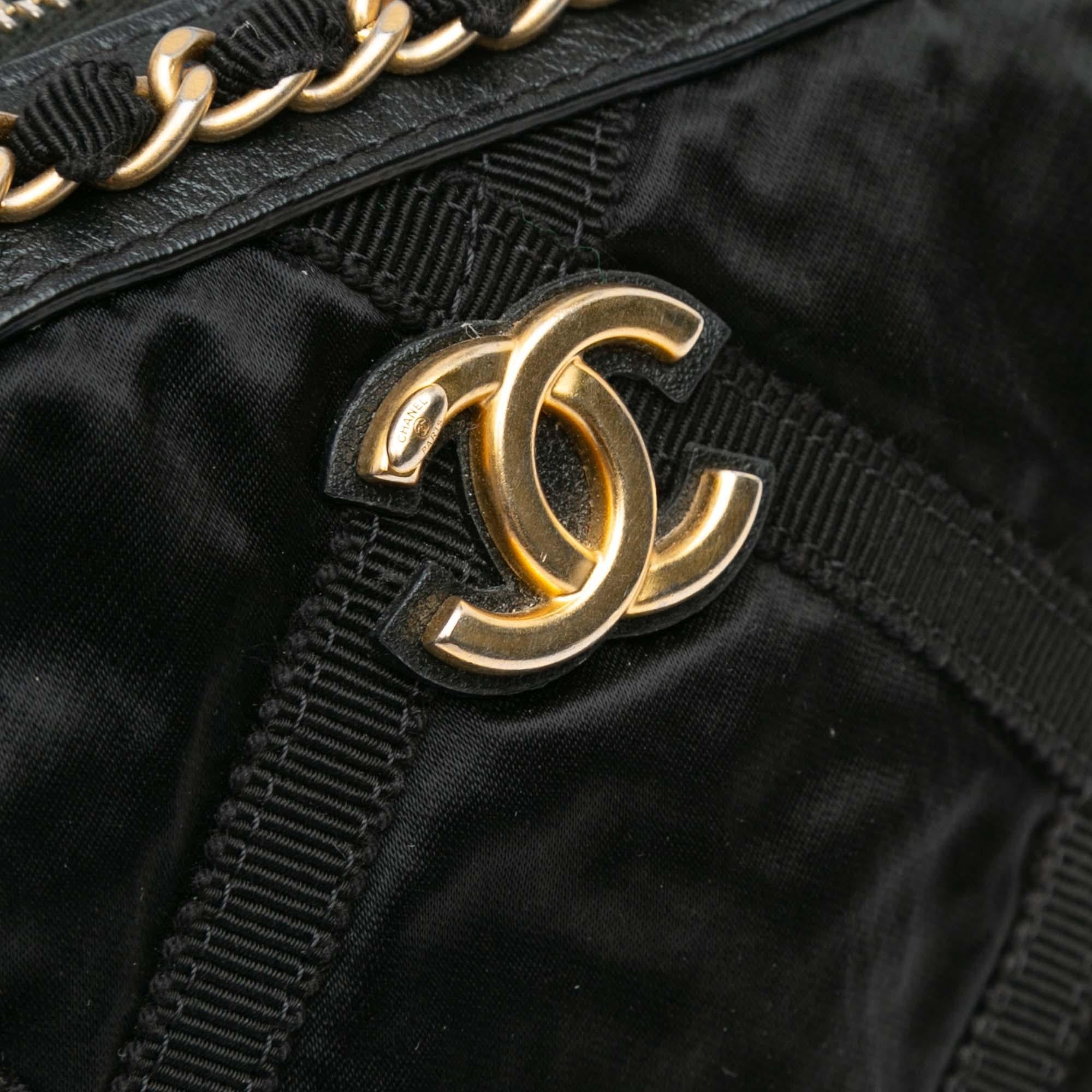 Chanel Nylon Grosgrain Lifestyle Clutch with Chain (SHG-UydKYK)