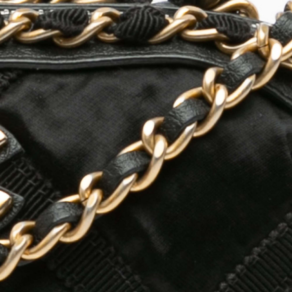 Chanel Nylon Grosgrain Lifestyle Clutch with Chain (SHG-UydKYK)