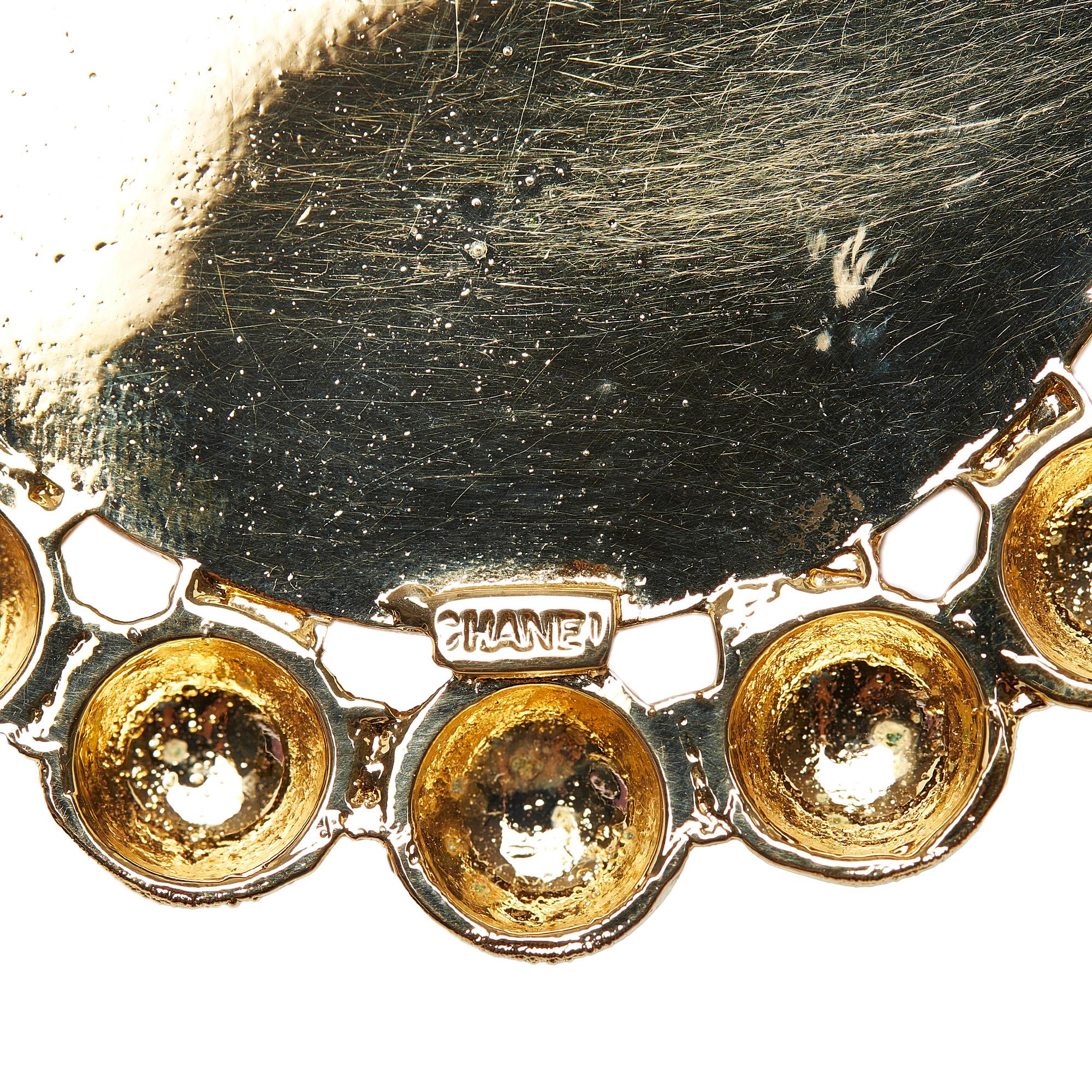 Chanel Oversized Cambon Medal Necklace (SHG-186ose)