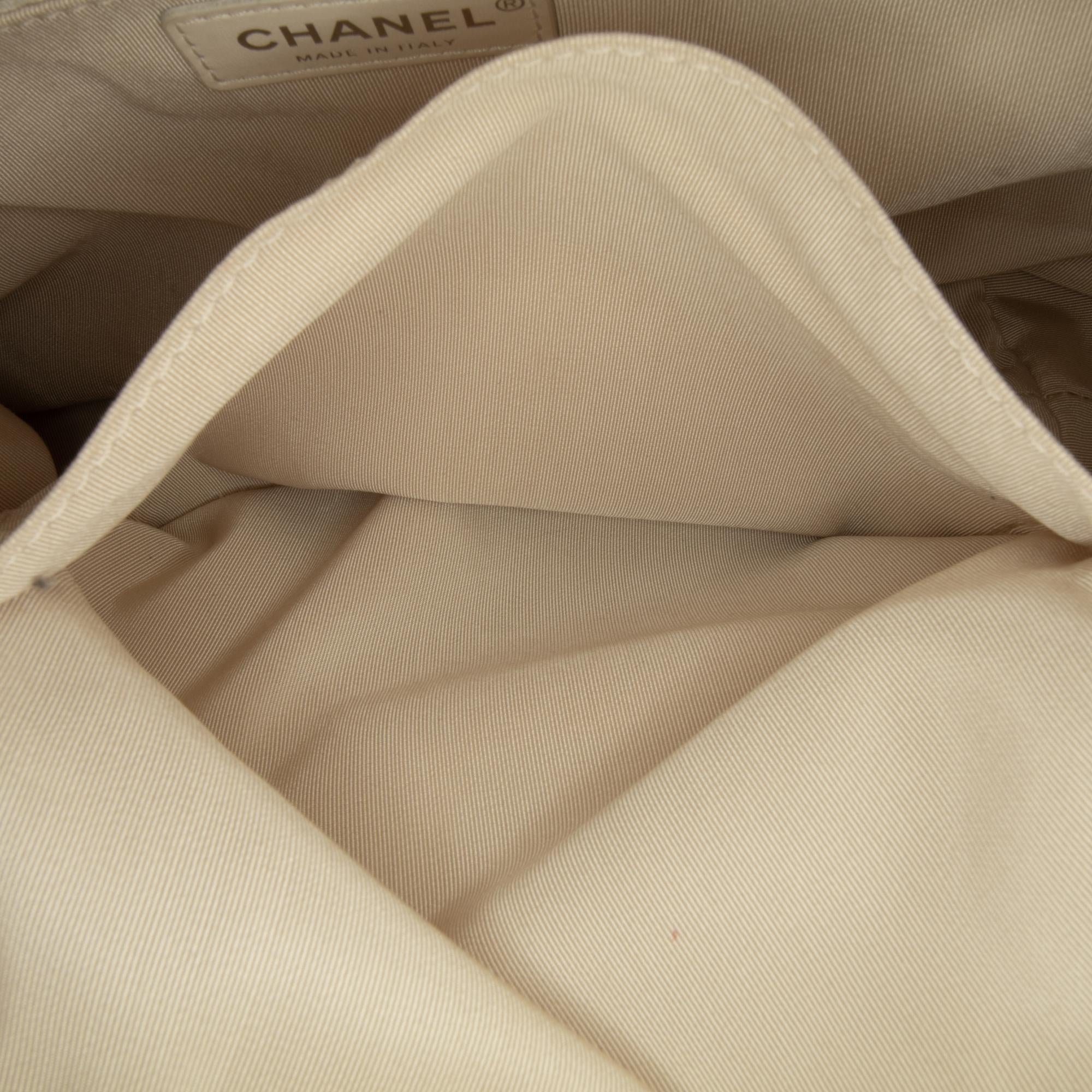 Chanel PVC 31 Shopping Tote (SHG-uyWaz4)