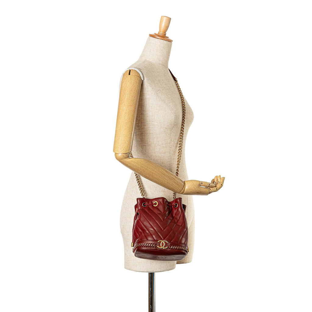 Chanel Paris Cosmopolite Small Chevron Lambskin Bucket Bag (SHG-3IzII1)