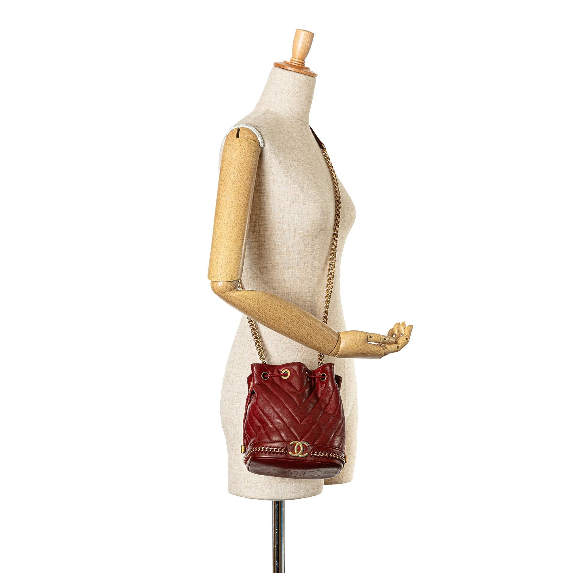 Chanel Paris Cosmopolite Small Chevron Lambskin Bucket Bag (SHG-3IzII1)