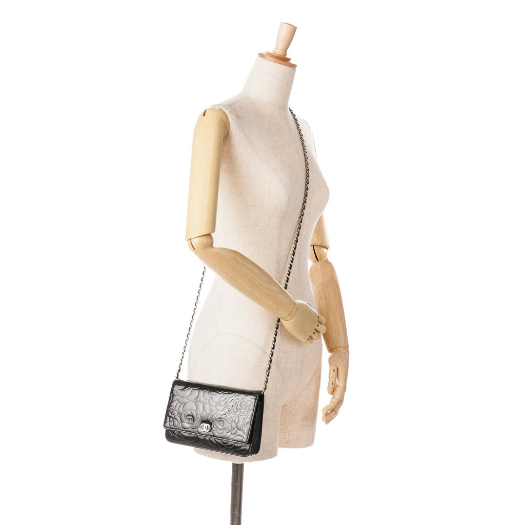 Chanel Patent Camellia Wallet On Chain (SHG-jbYGWh)