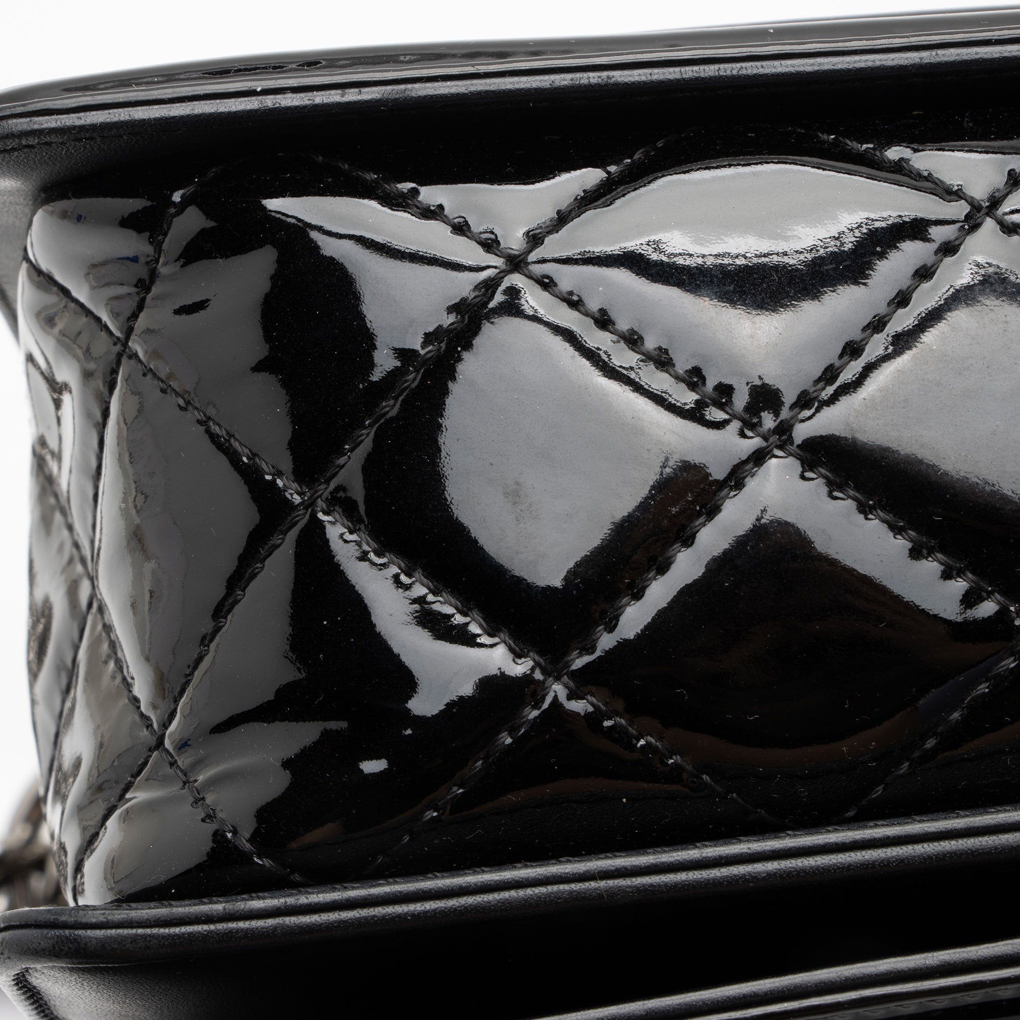 Chanel Patent Leather Chevron New Medium Boy Bag (SHF-jPhBdY)