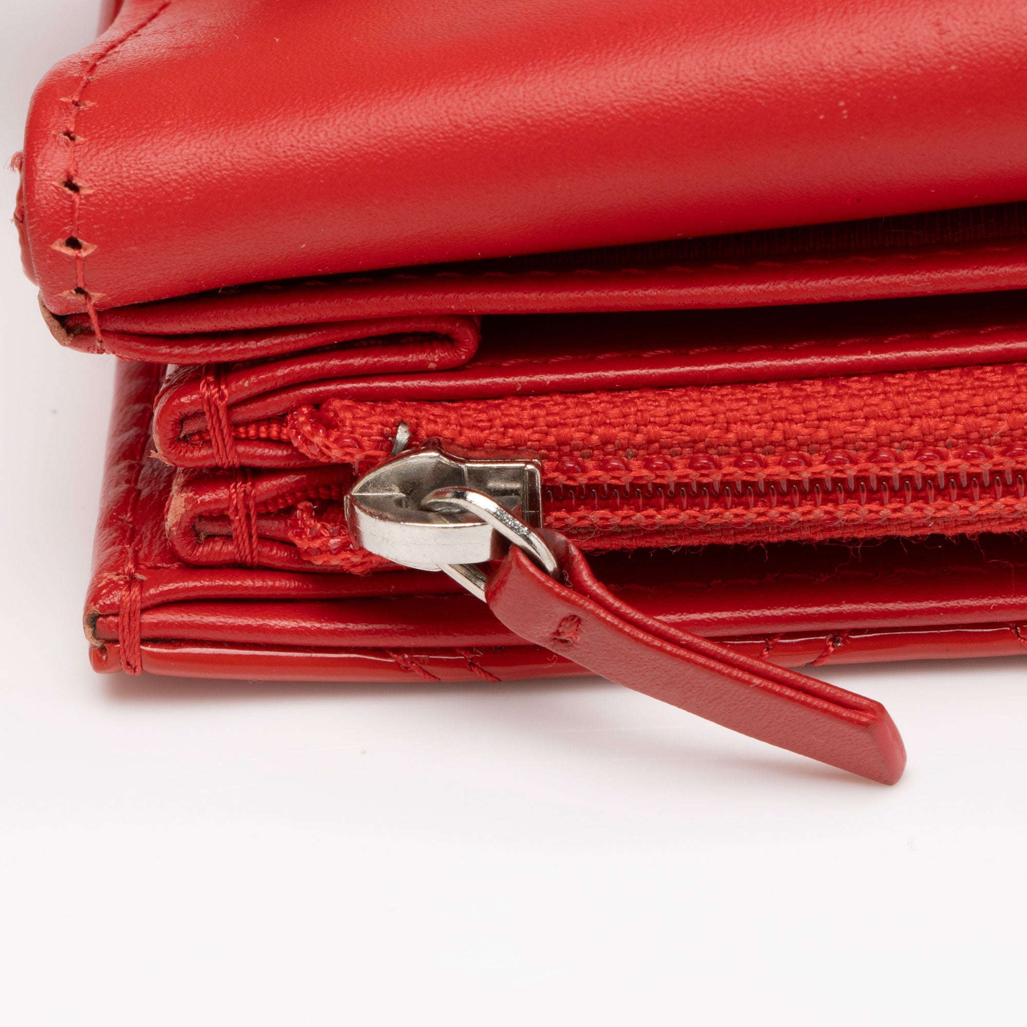 Chanel Patent Leather Diamond Stitch Flap Wallet (SHF-Ql4n4i)