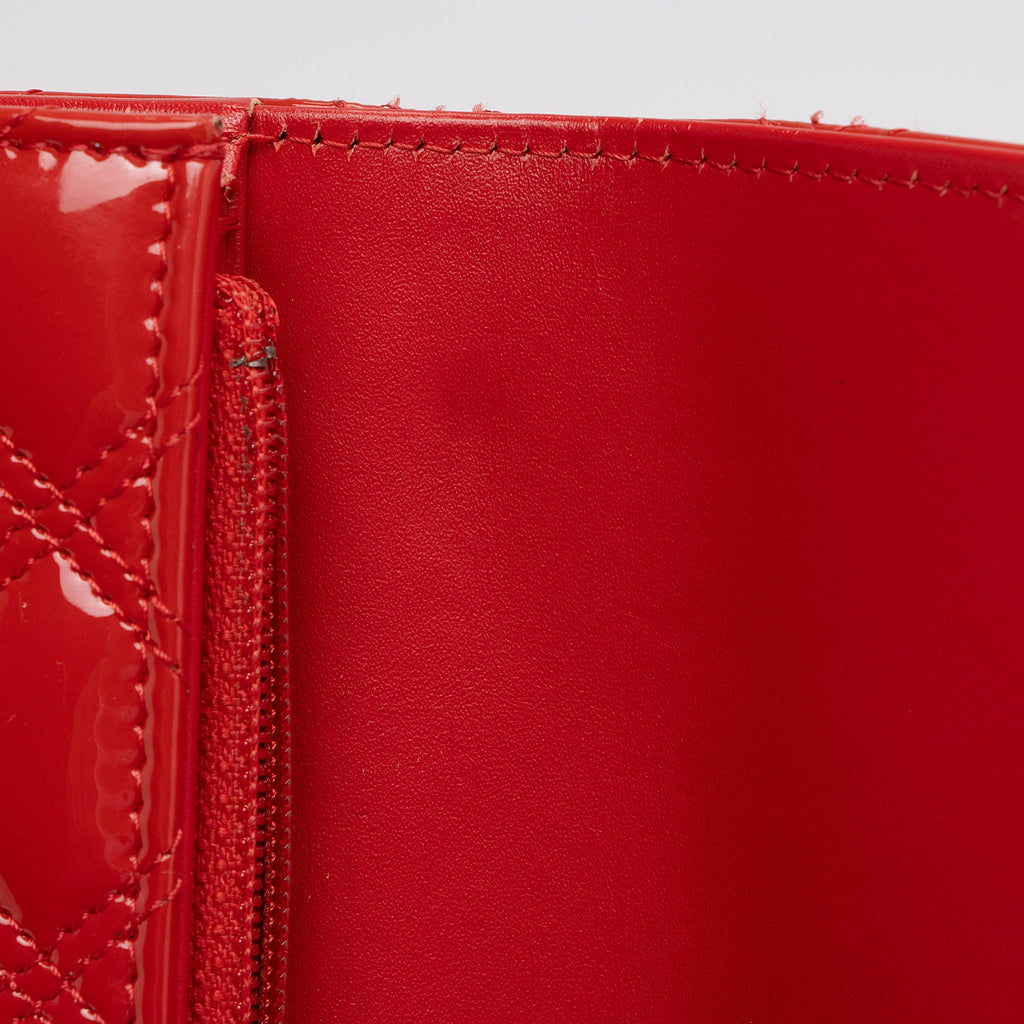 Chanel Patent Leather Diamond Stitch Flap Wallet (SHF-Ql4n4i)